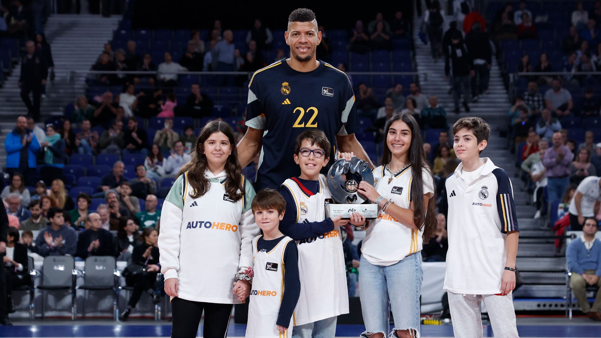 Tavares recibe el premio al MVP de octubre en la ACB