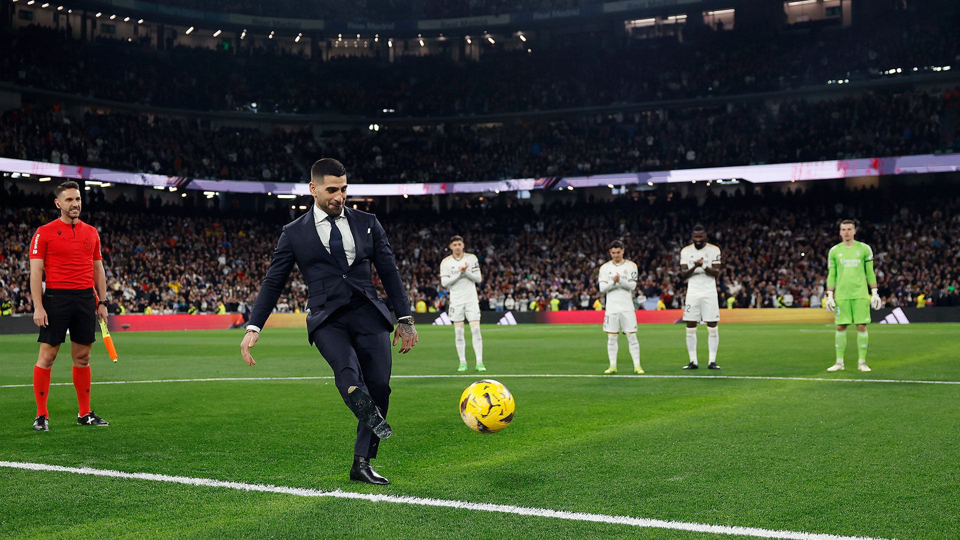 Ilia Topuria hizo el saque de honor del Real Madrid-Sevilla