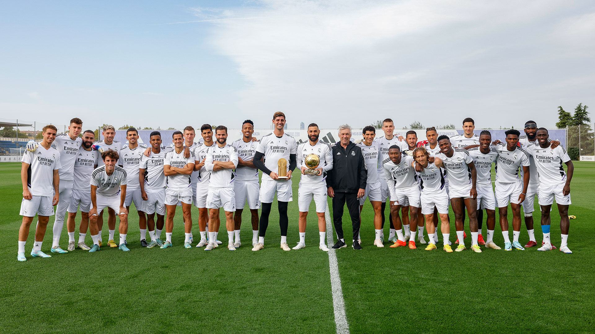 Benzema y Courtois comparten con el equipo el Balón de Oro y el Trofeo Yashin