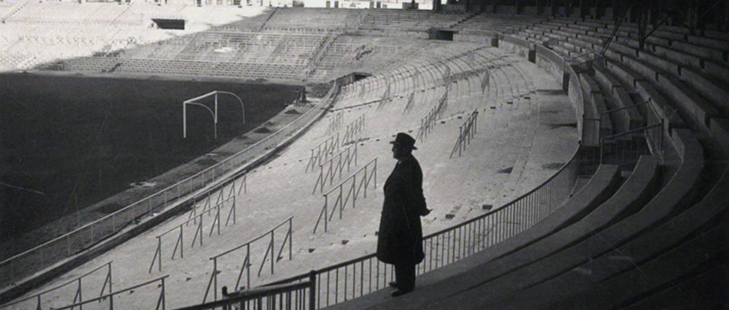 Santiago Bernabéu contemplando las obras del estadio