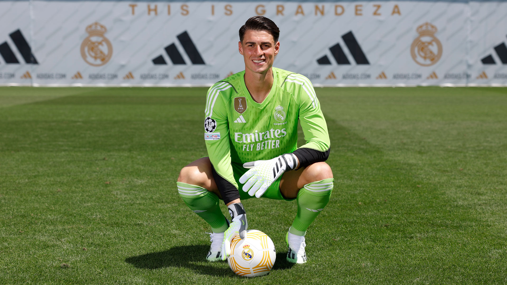 Kepa posa con la camiseta del Real Madrid