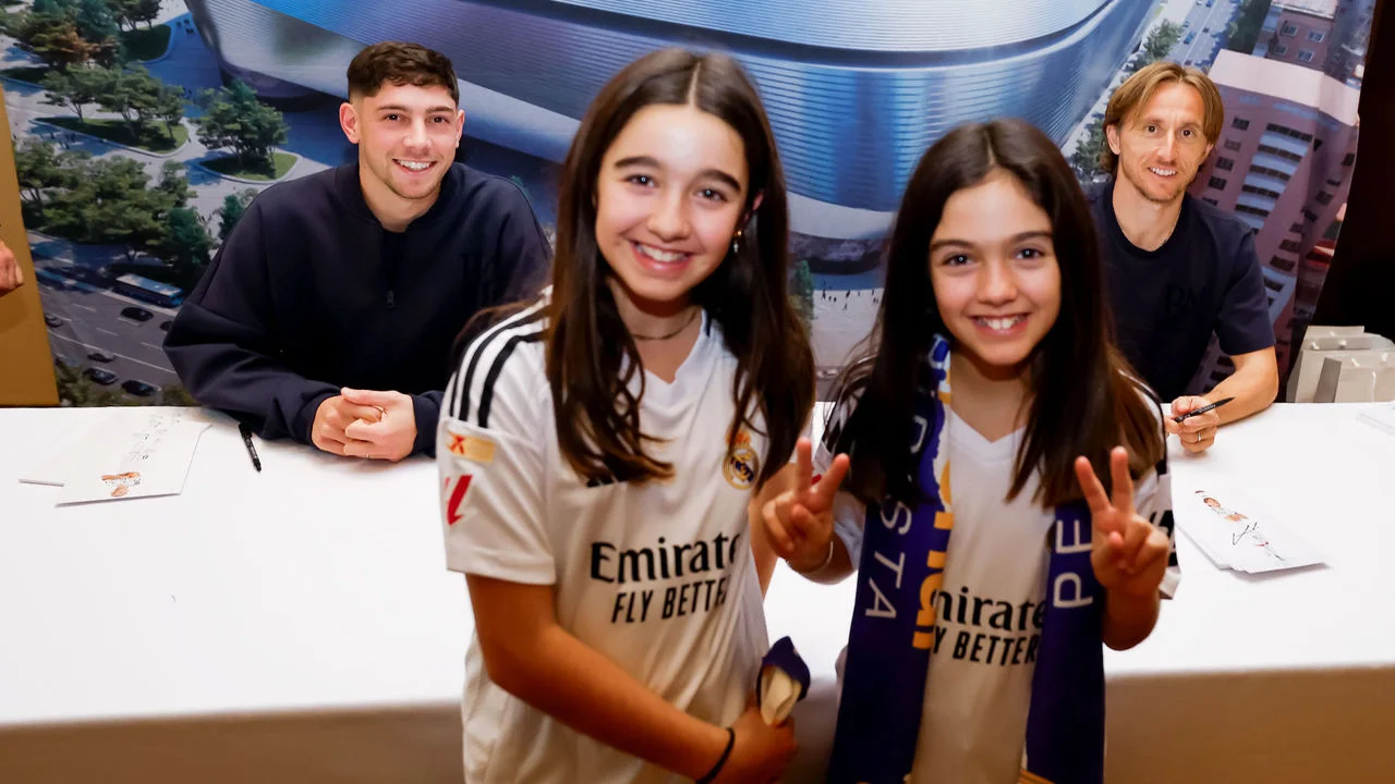 Modrić and Valverde sign autographs in Valencia