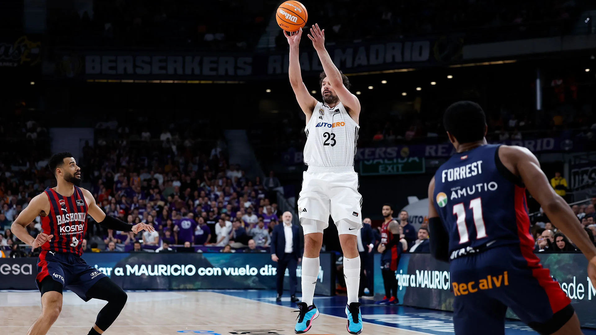 Llull alcanza los 1.000 triples con el Real Madrid en Liga