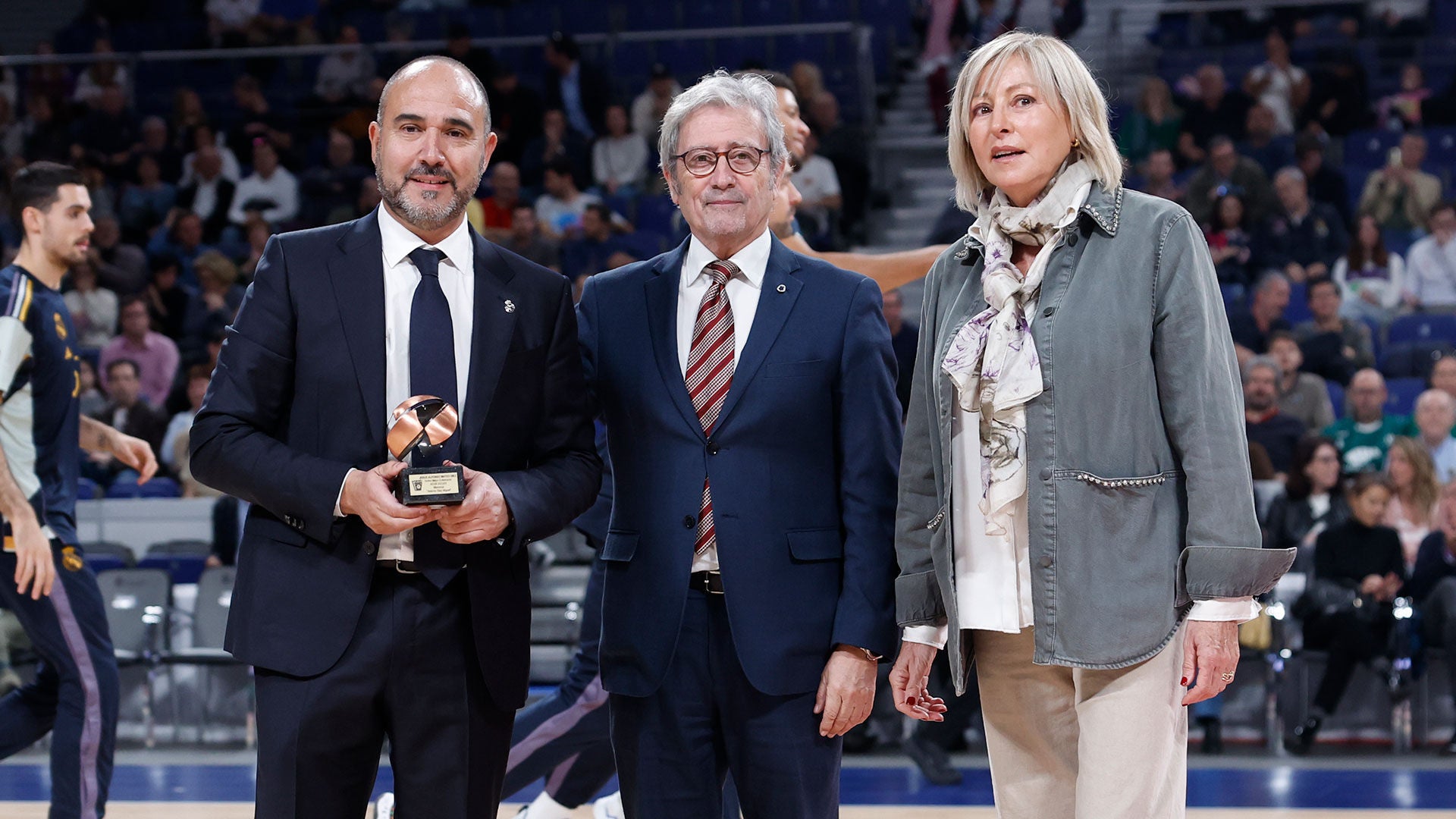 Chus Mateo recoge el trofeo al mejor entrenador del año de la AEEB