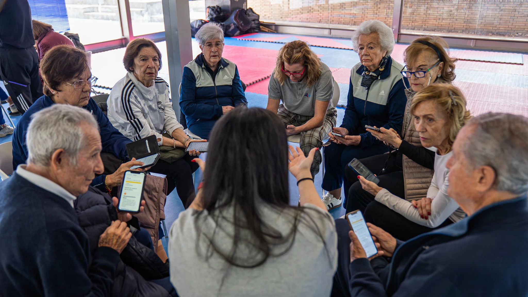 Taller de educación digital de la Fundación MTP en el programa de mayores de la Fundación Real Madrid