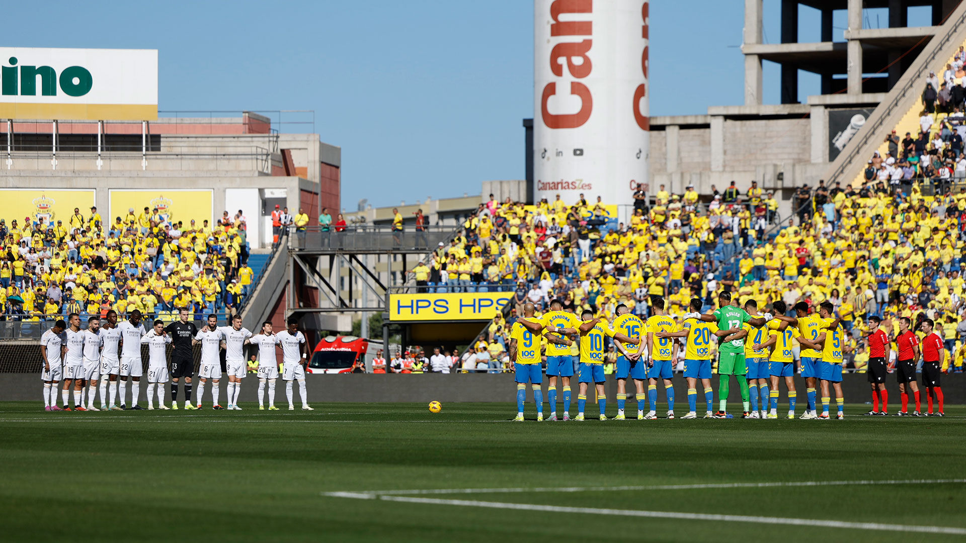 Minuto de silencio en el estadio Gran Canaria