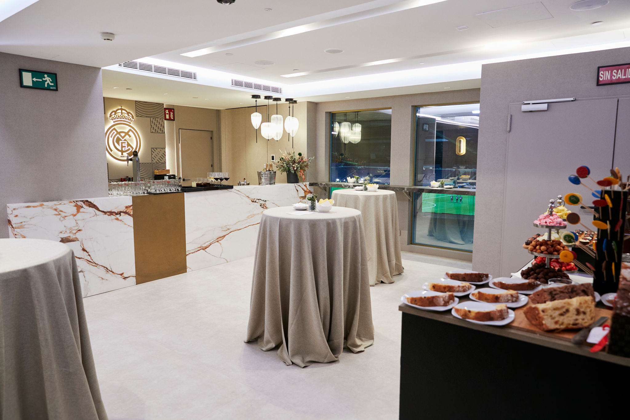 espacio castellana lounge with buffet and high tables
