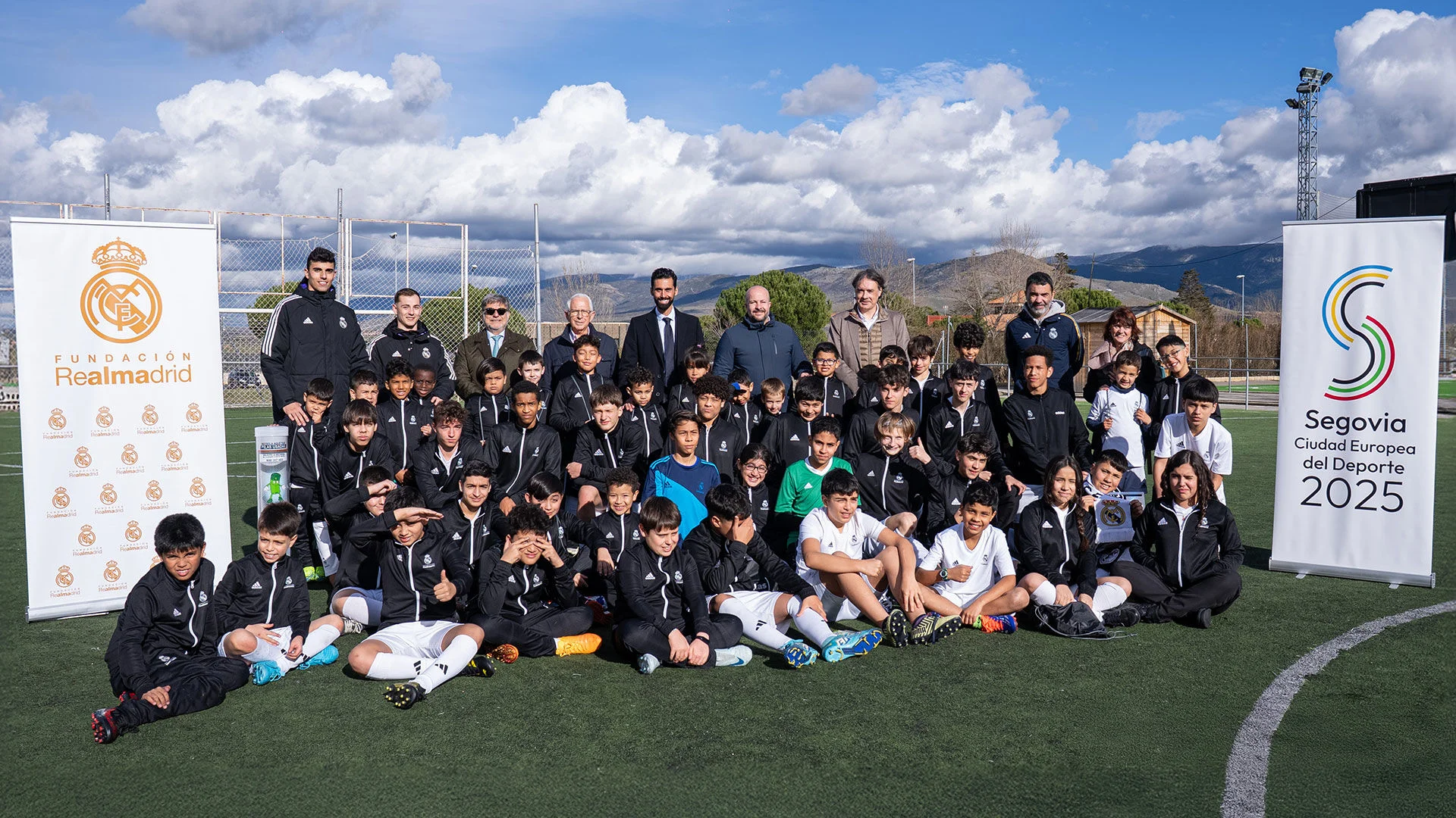 Arbeloa visita la escuela de la Fundación en Segovia, que se desarrolla en colaboración con Ecopilas