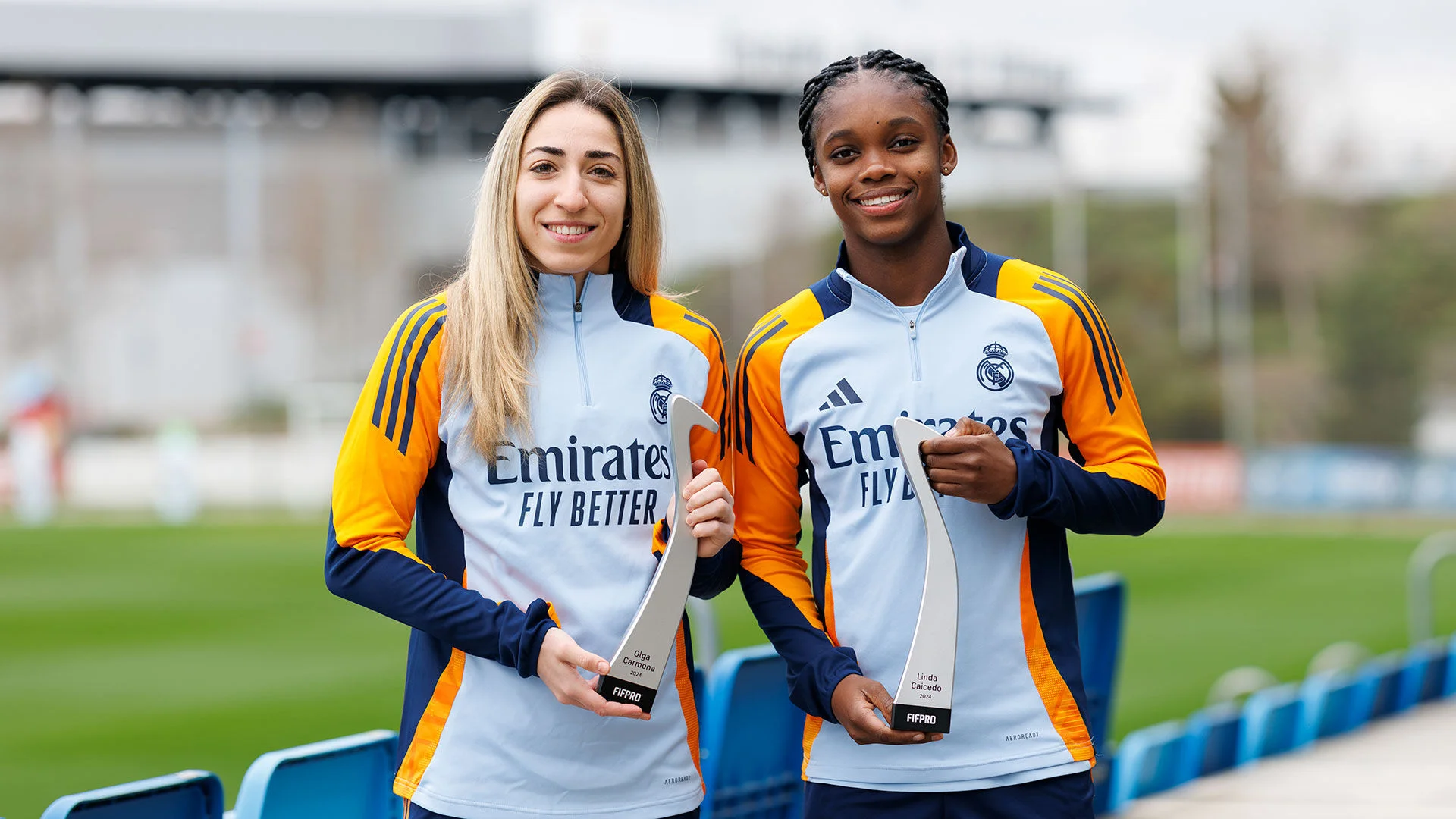 Olga y Linda Caicedo posan con sus trofeos del FIFPro World11 Femenino