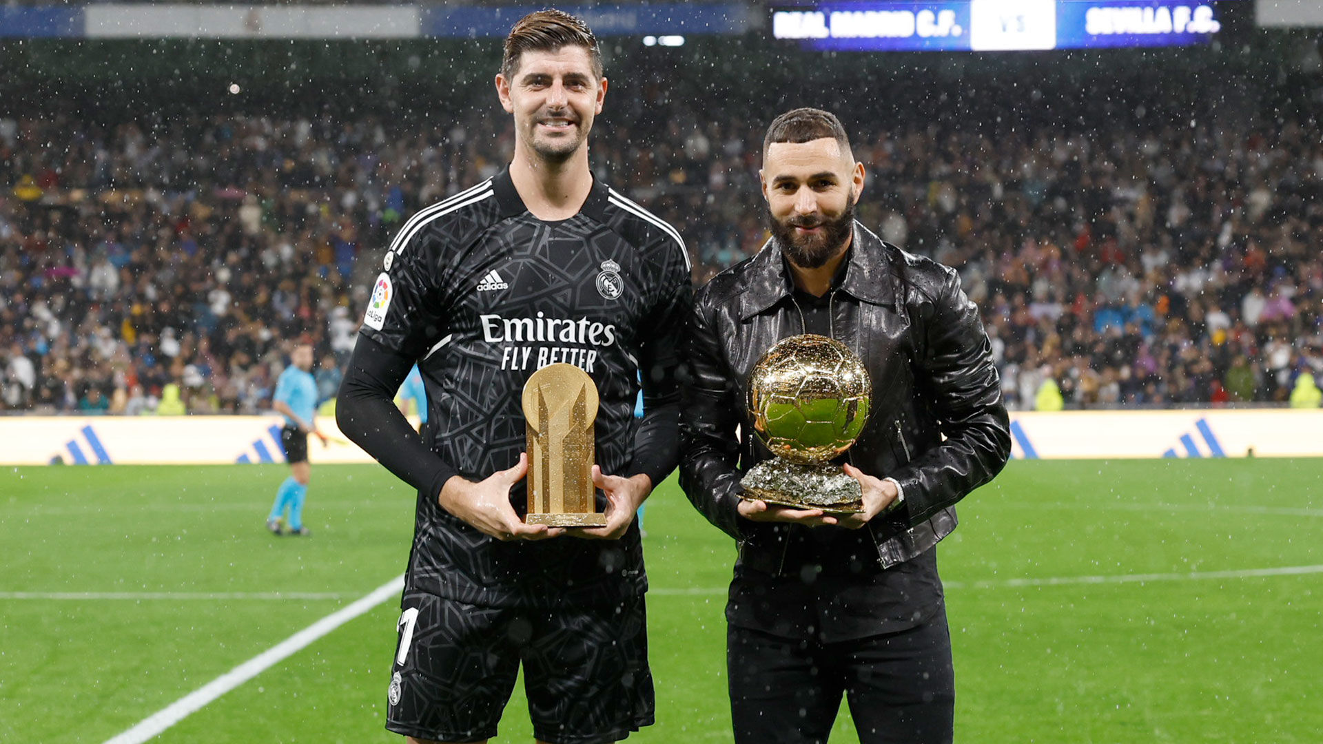 Benzema y Courtois ofrecieron el Balón de Oro y el Trofeo Yashin al Santiago Bernabéu