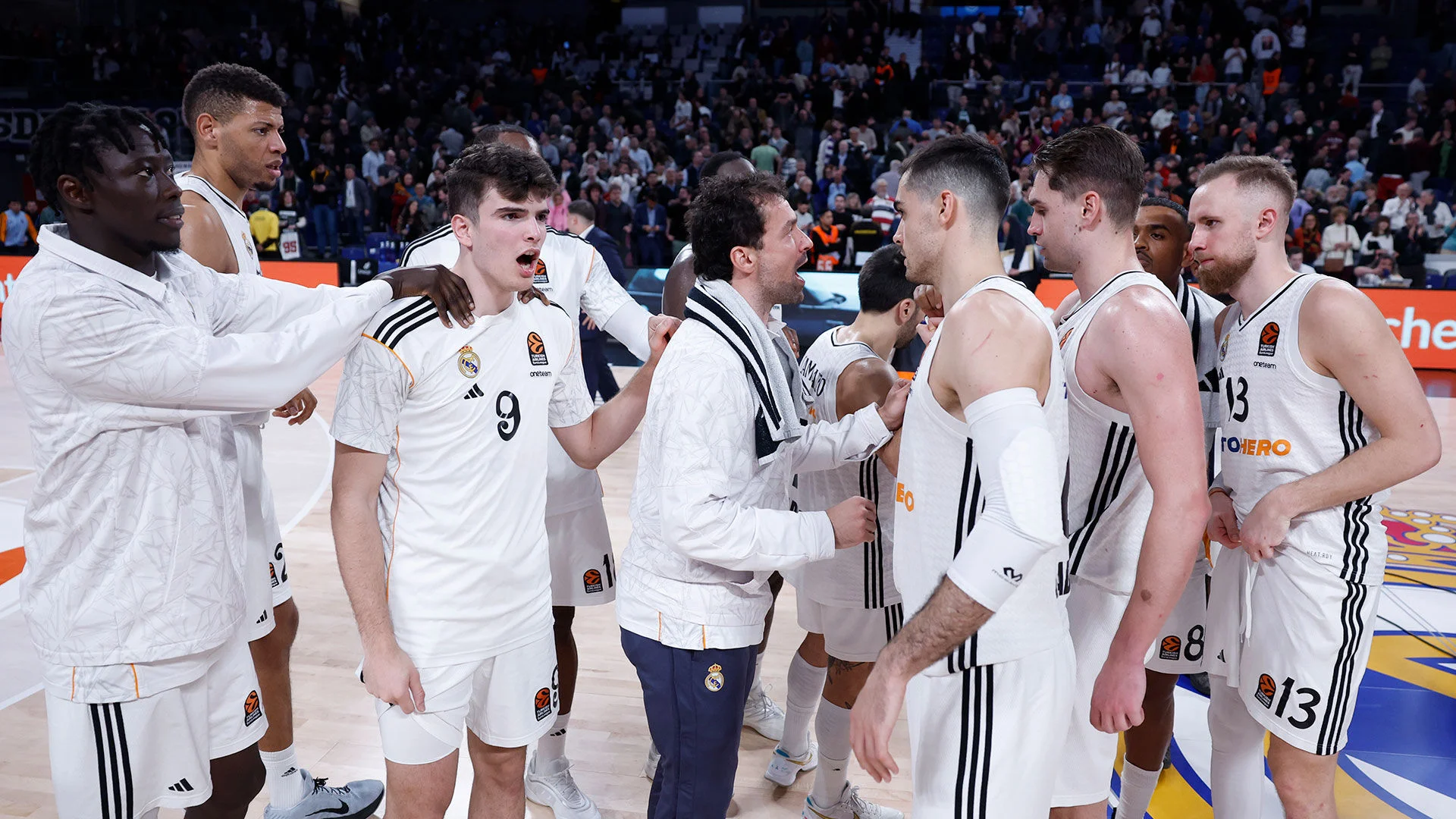 Un triple de Hezonja en el último segundo da la victoria al Madrid ante el Baskonia