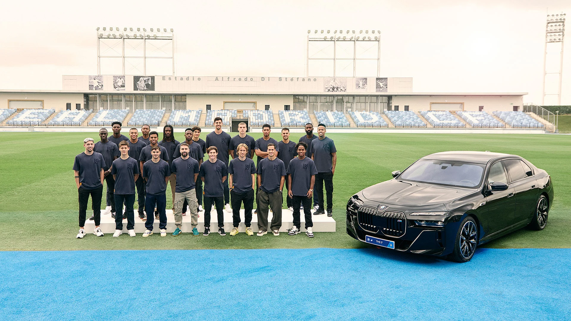 BMW España entregó los vehículos oficiales al primer equipo de fútbol