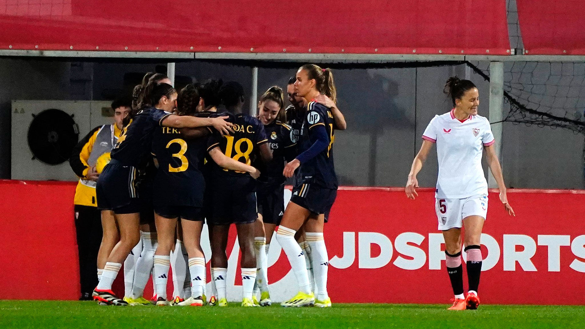 El Real Madrid gana en Sevilla con un gol de Olga