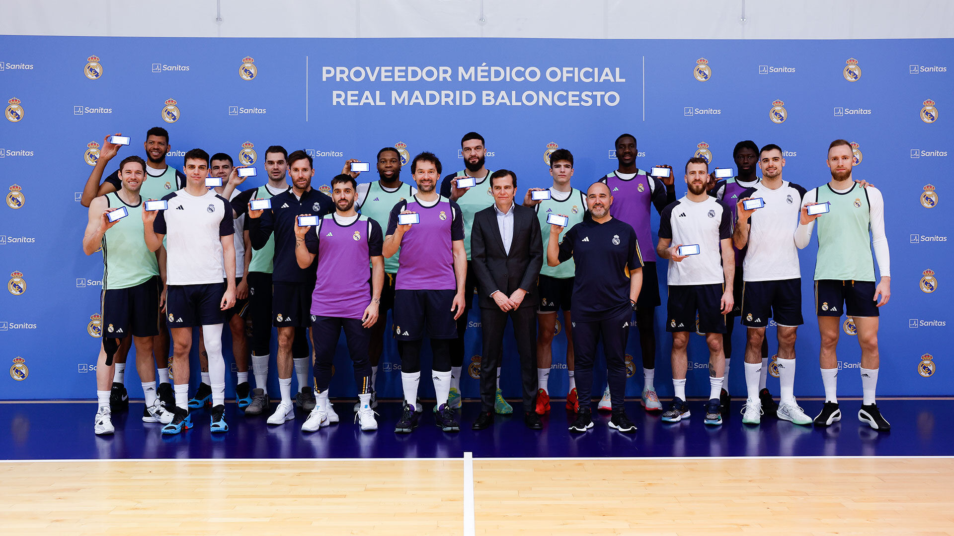 La plantilla de baloncesto recibió las tarjetas digitales de Sanitas