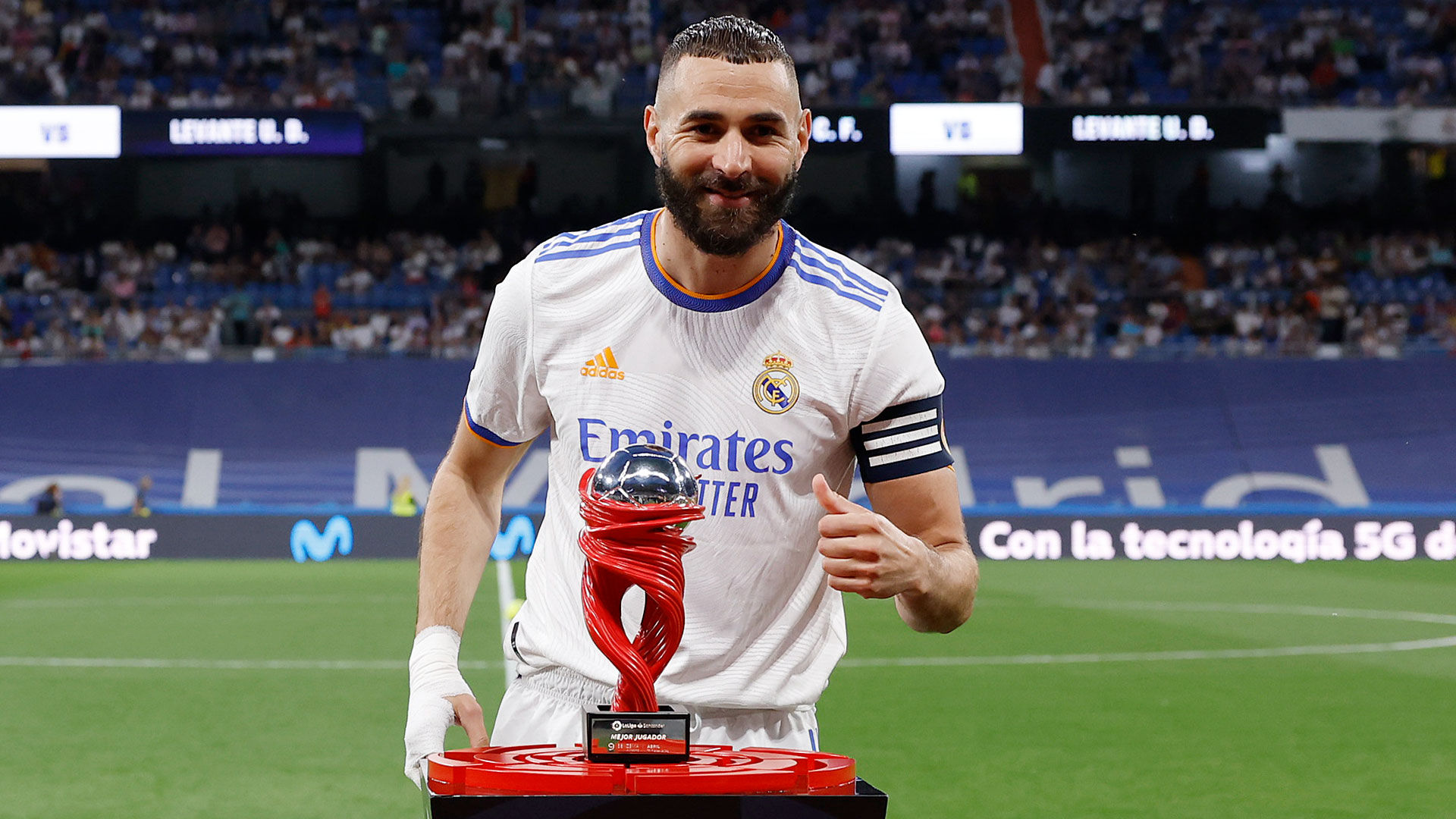 Benzema recibió el trofeo al mejor jugador de LaLiga en abril