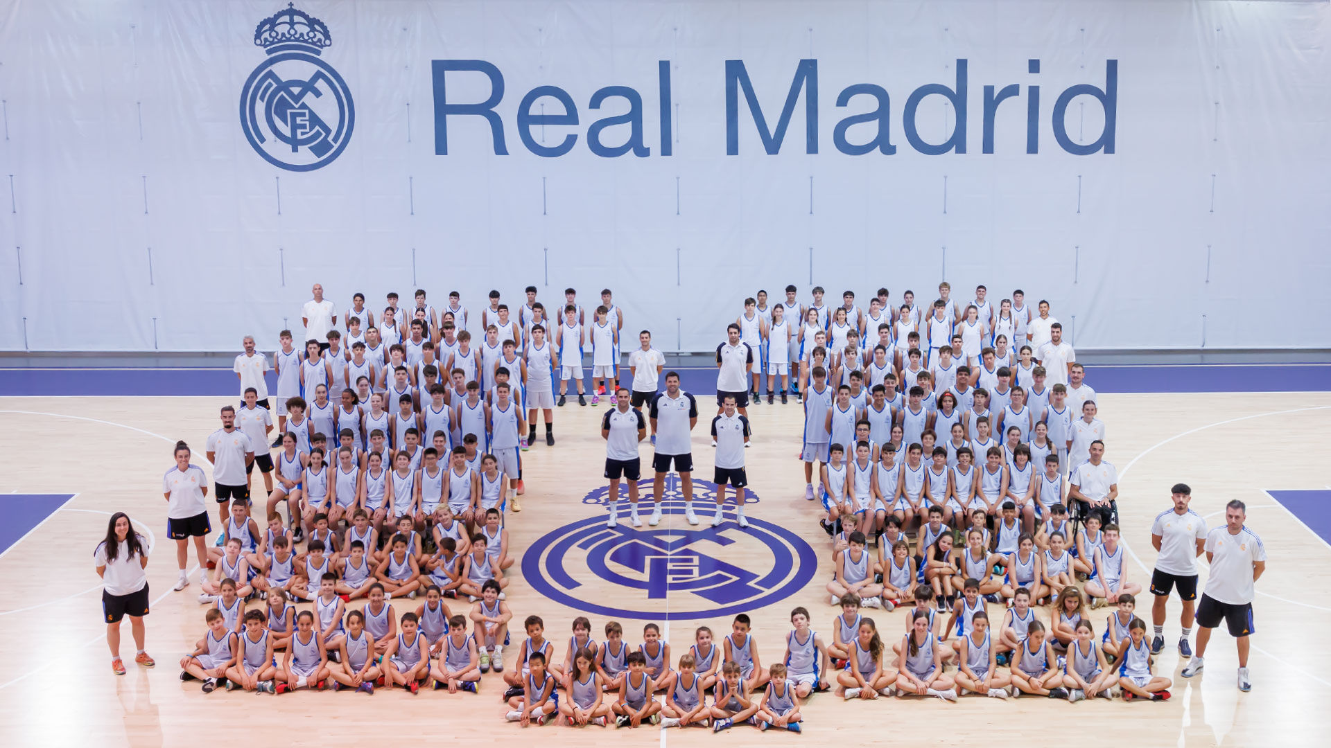 Felipe Reyes visita el campus de baloncesto de la Fundación Real Madrid