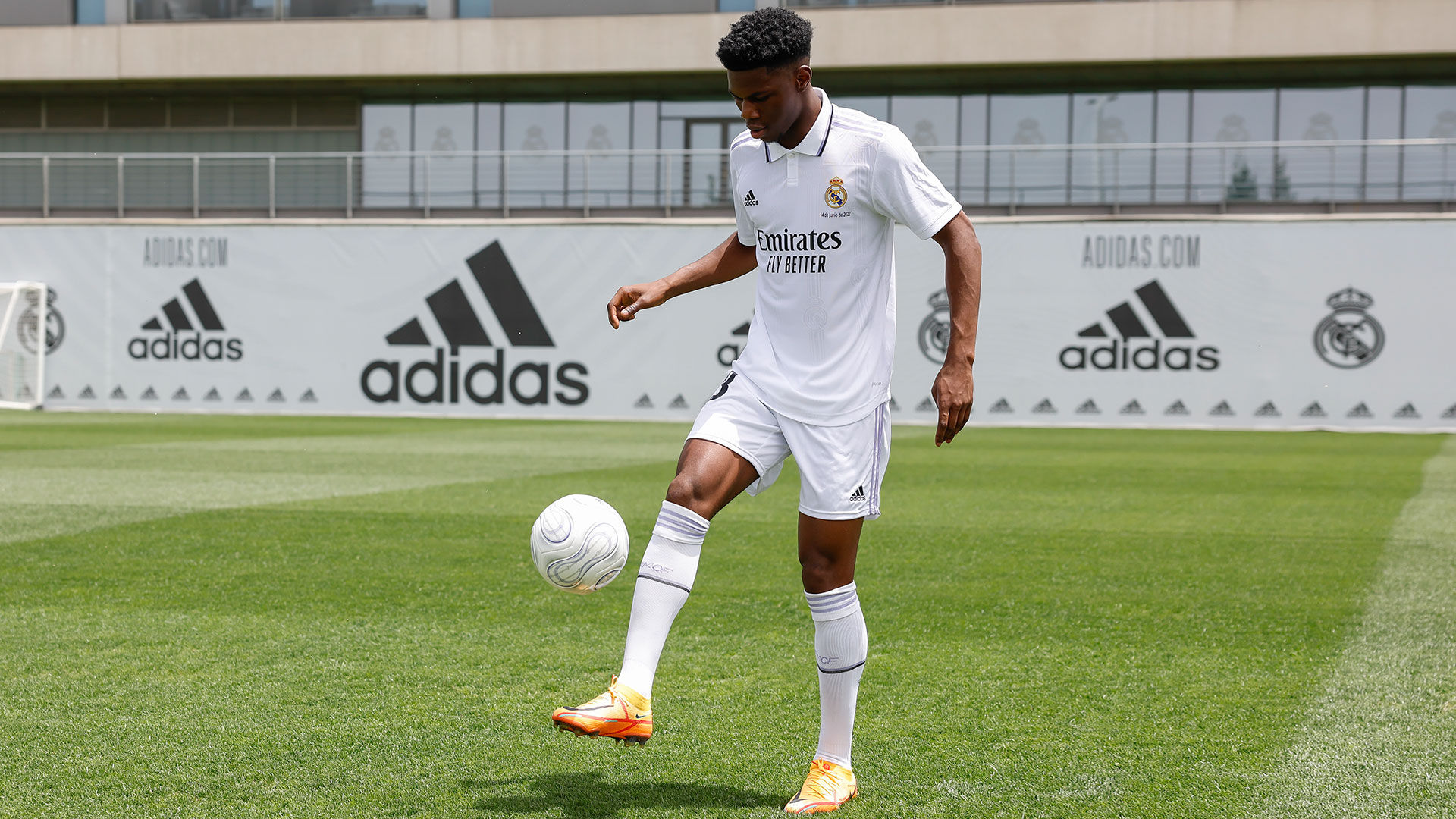 Tchouaméni posa con la camiseta madridista