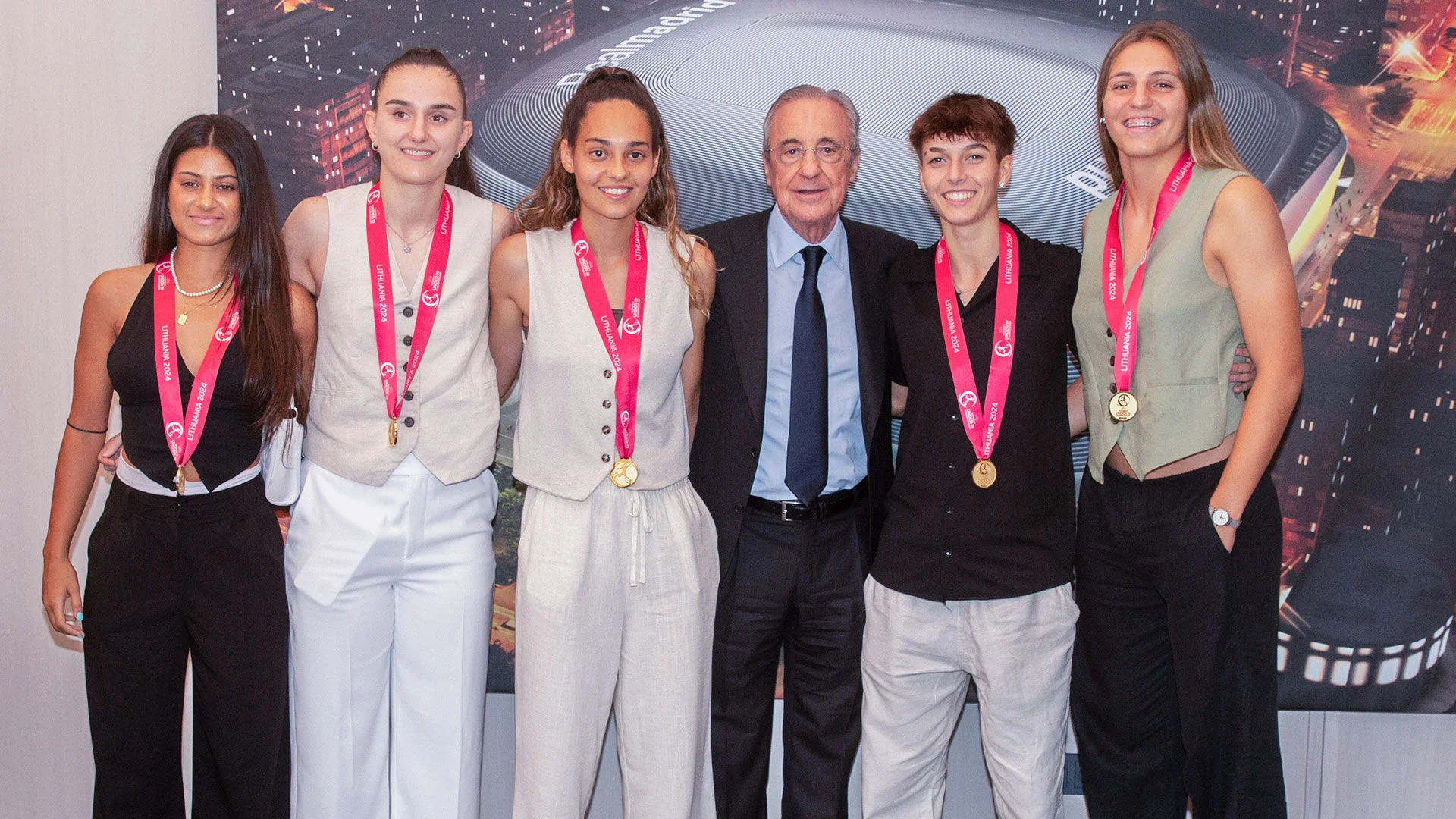 Las campeonas del Europeo sub-19, en el palco del Bernabéu