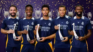 Carvajal, Rüdiger, Bellingham, Vini Jr. e Mbappé posam com seus troféus do FIFPRO World11