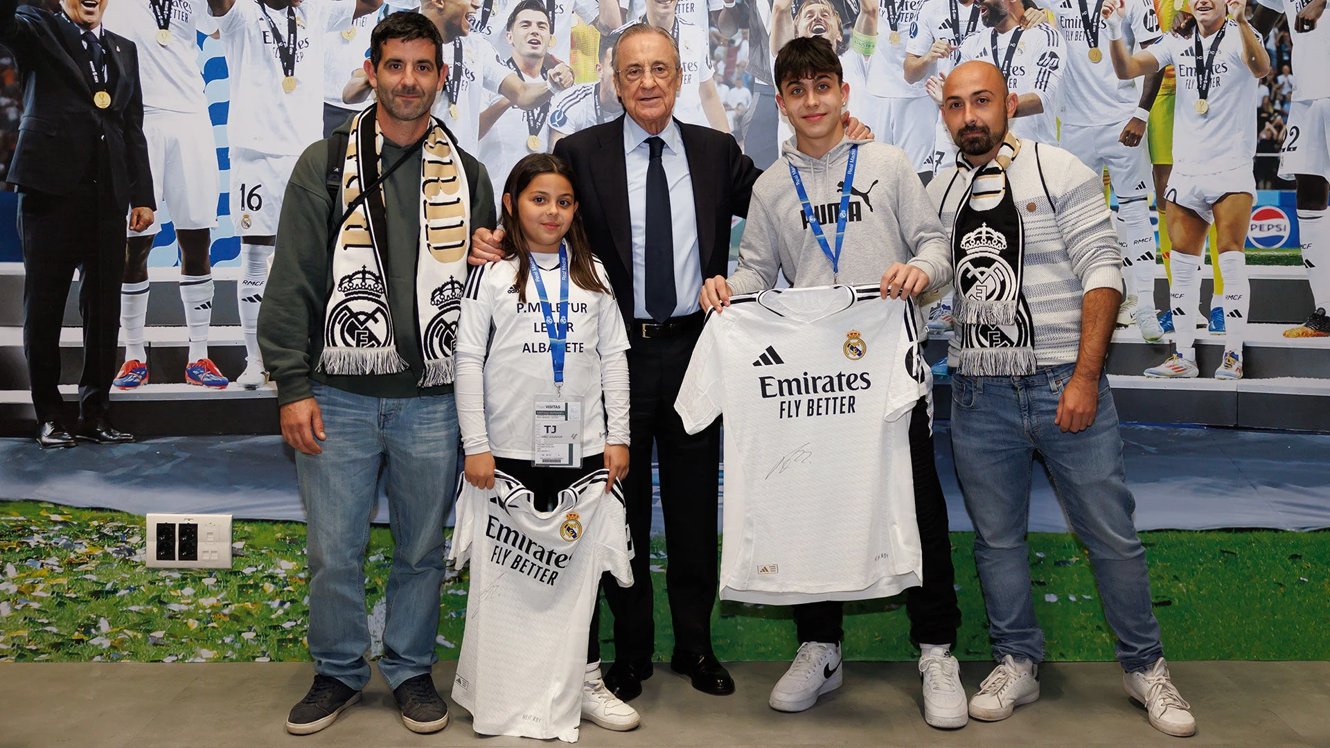 El presidente, con los miembros de las peñas madridistas afectadas por la DANA