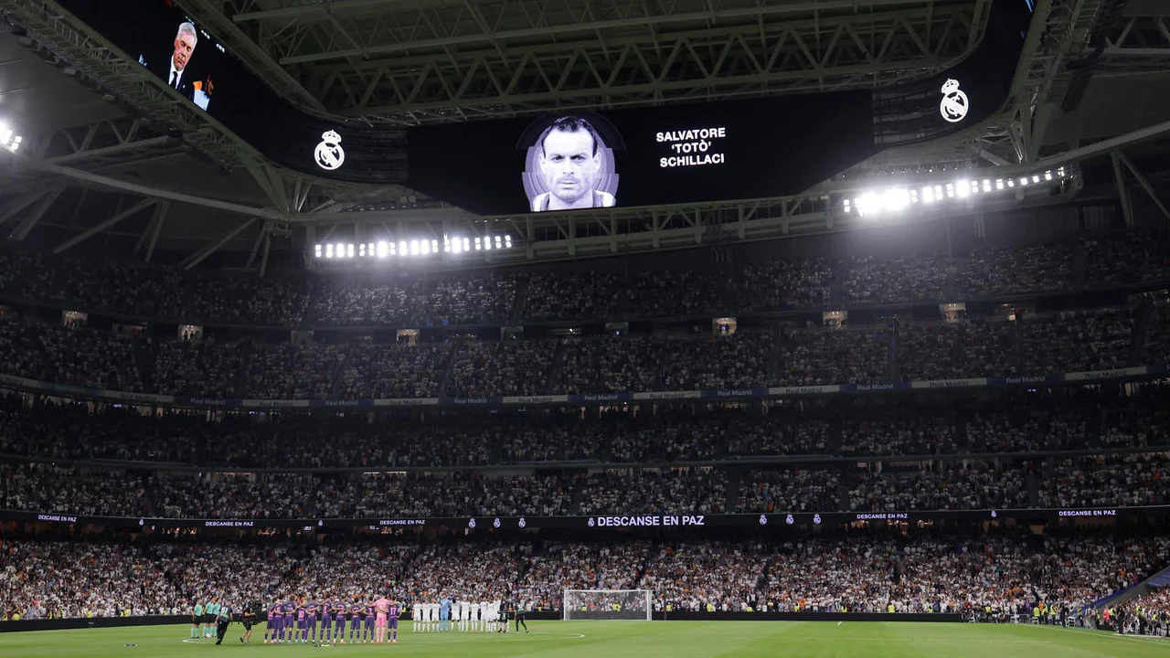 Minute's silence at the Santiago Bernabéu