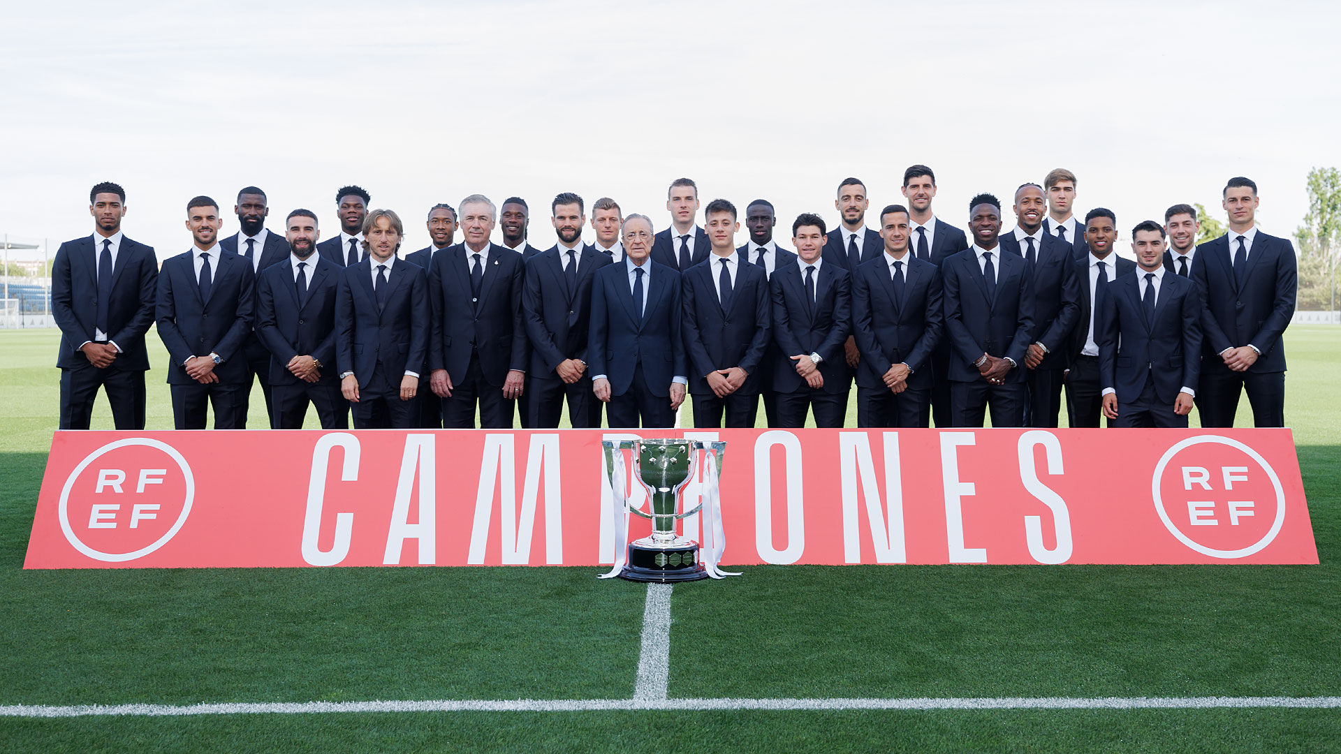 El campeón recibió el trofeo de la Liga 36 en la Ciudad Real Madrid