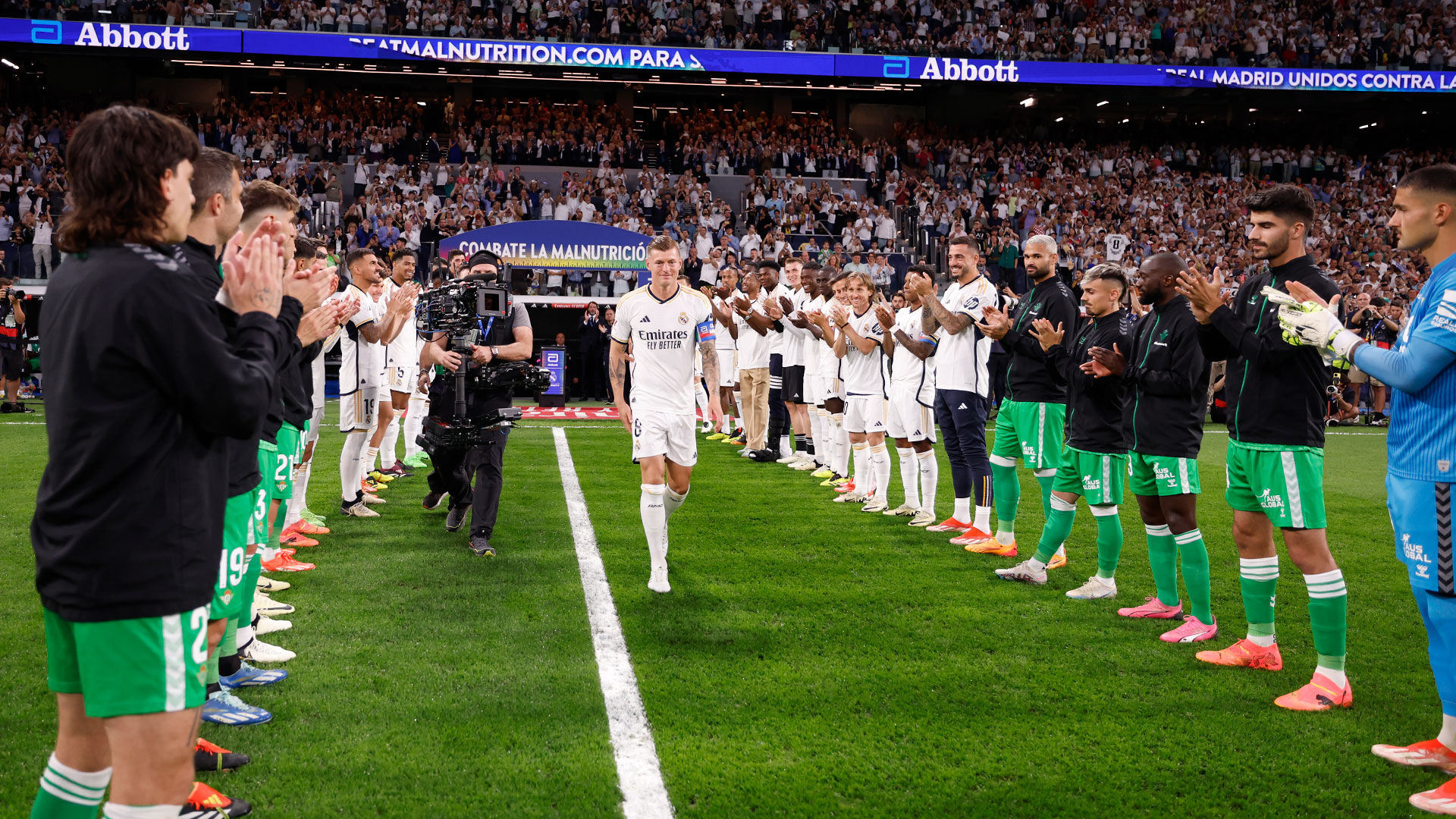 Moving tribute to Kroos at the Santiago Bernabéu