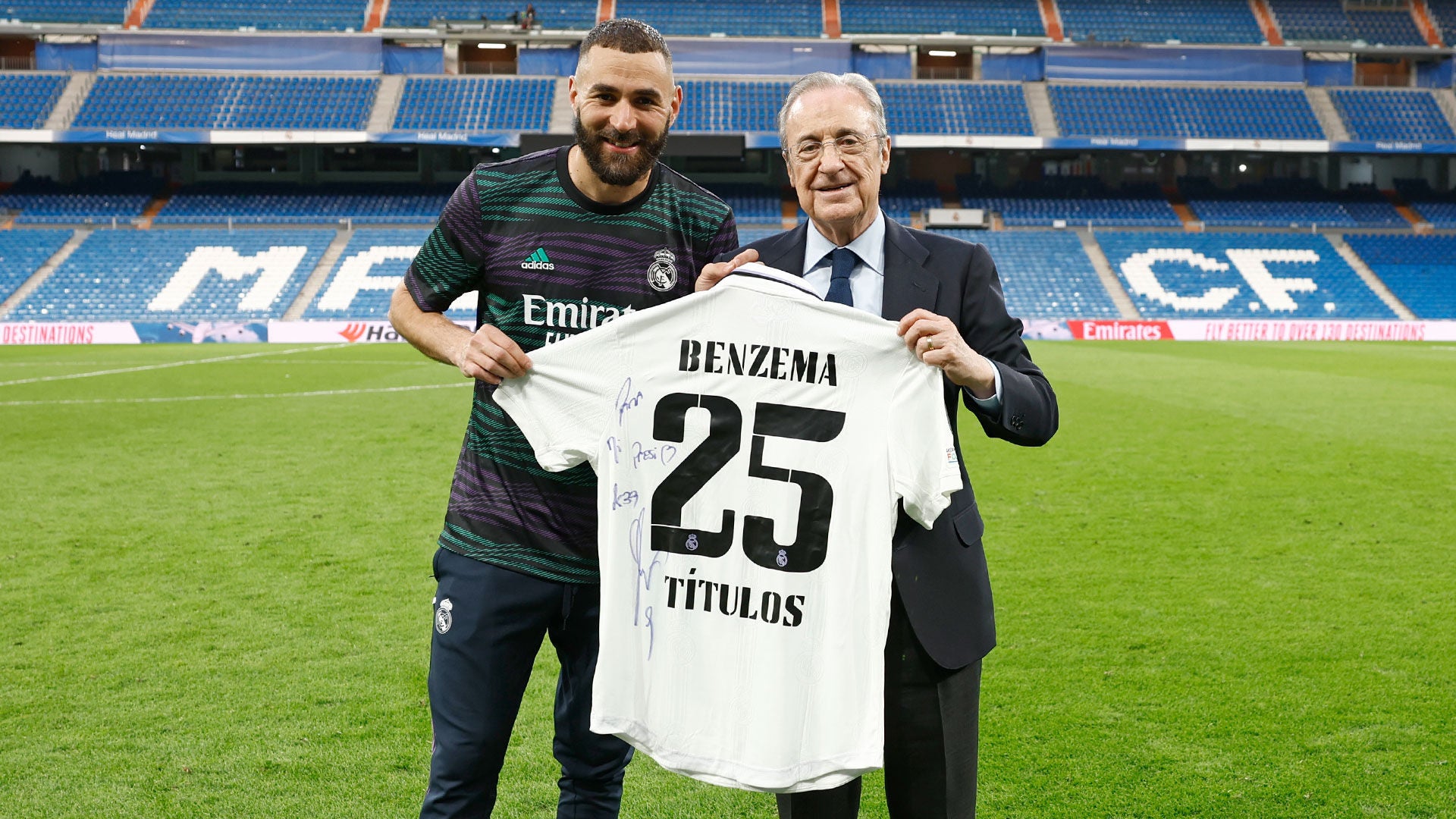 Benzema: ovación del Bernabéu y camiseta de recuerdo para el presidente