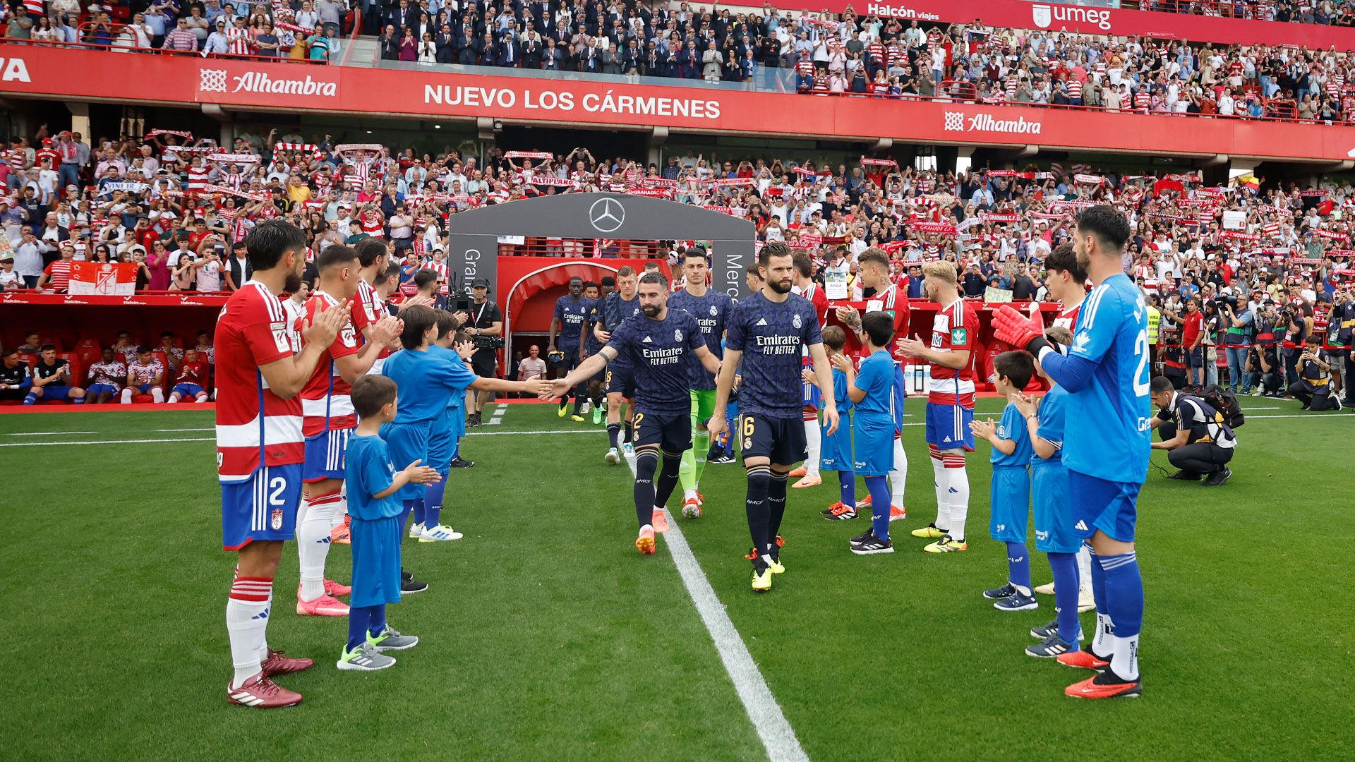 Homenaje del Granada al campeón de Liga