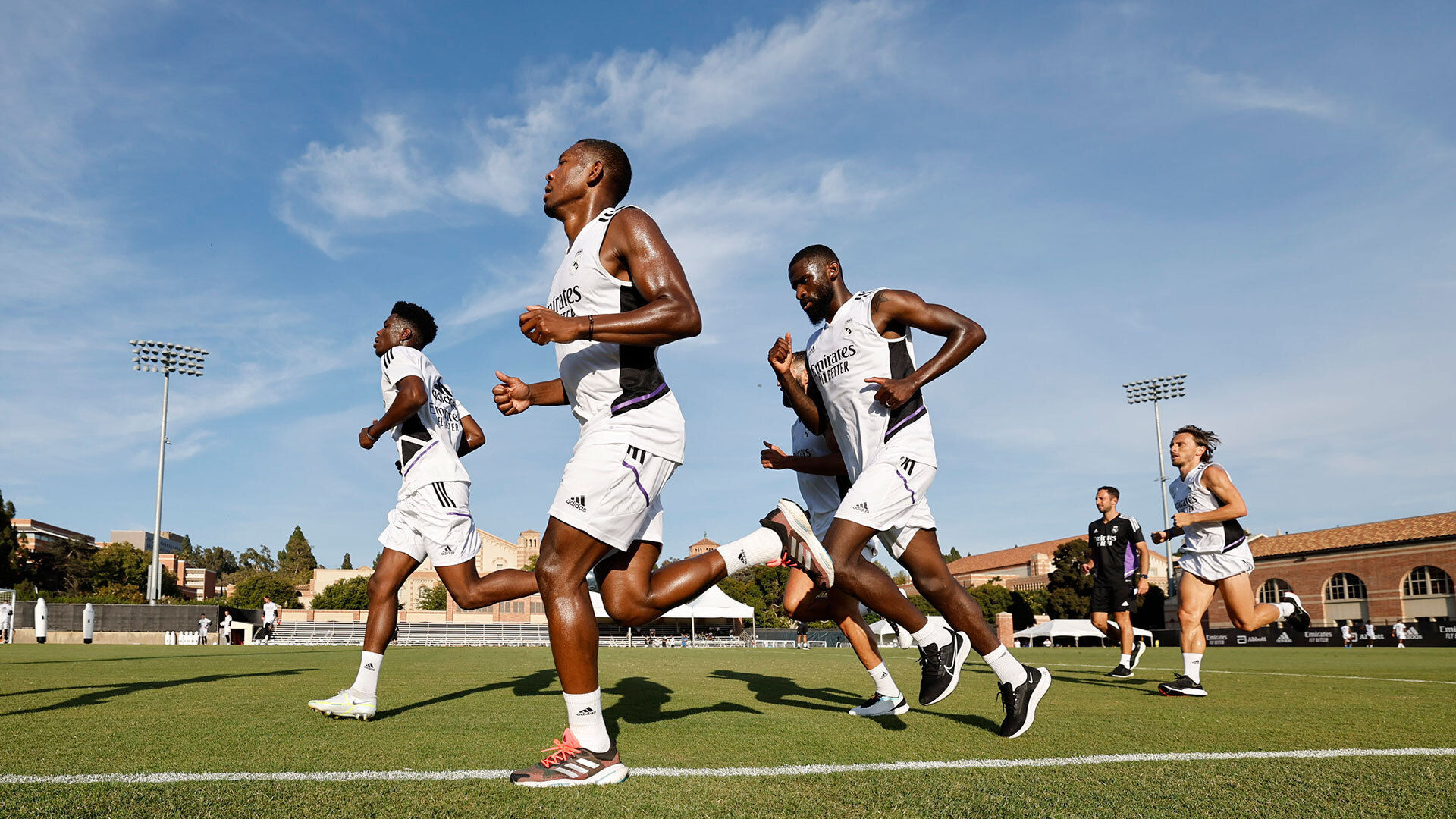 Hoy, primer entrenamiento en UCLA