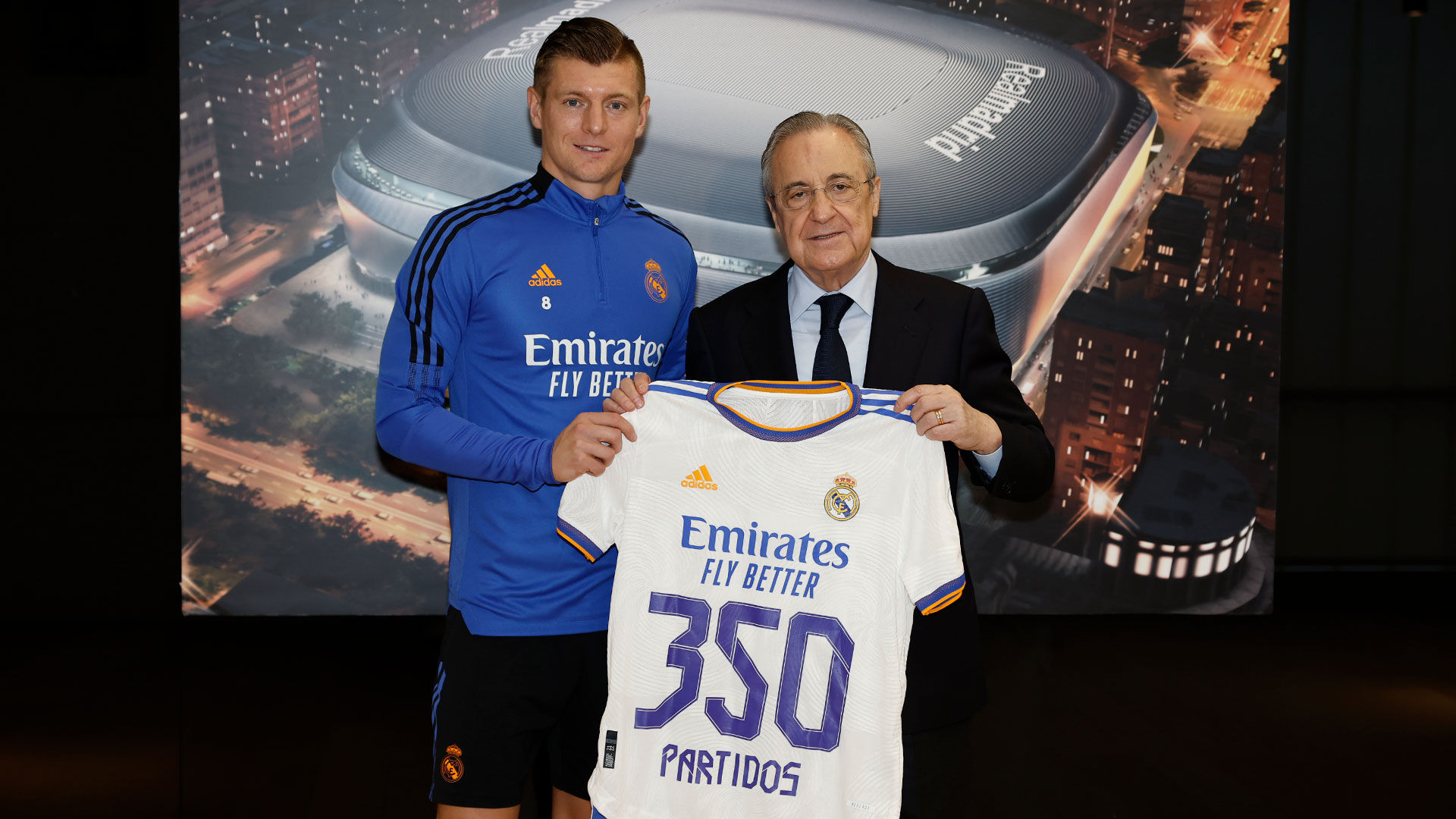 El presidente entrega a Kroos una camiseta por sus 350 partidos con el Real Madrid