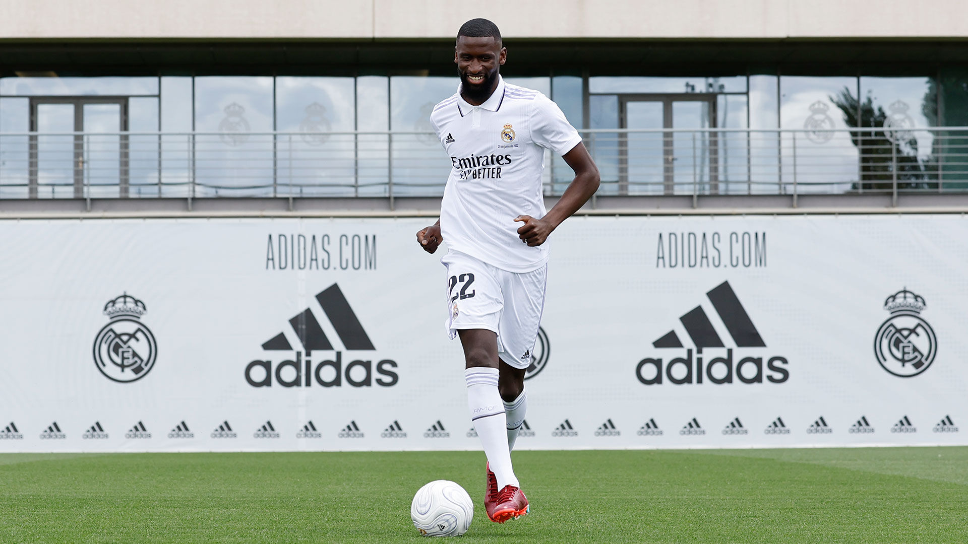 Rüdiger posa con la camiseta madridista