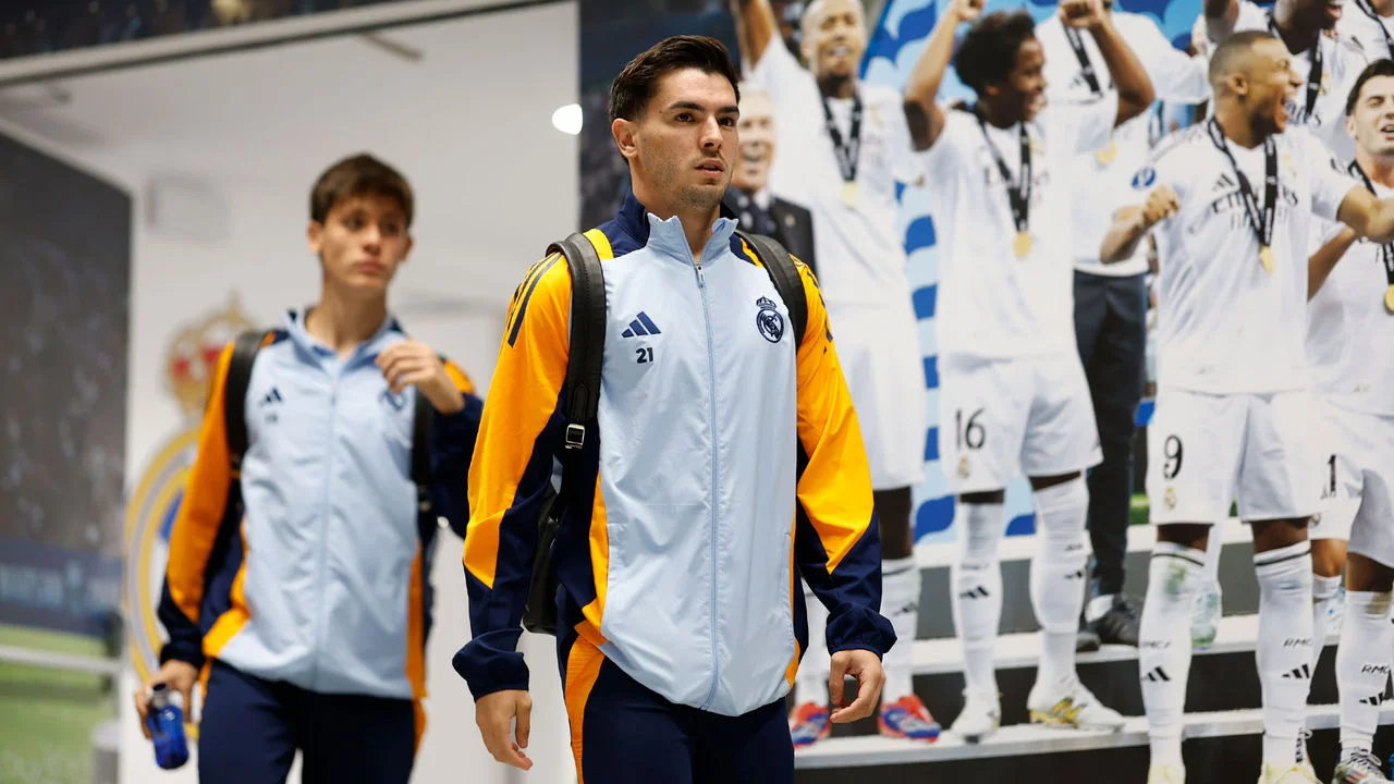 Real Madrid arrive at the Santiago Bernabéu