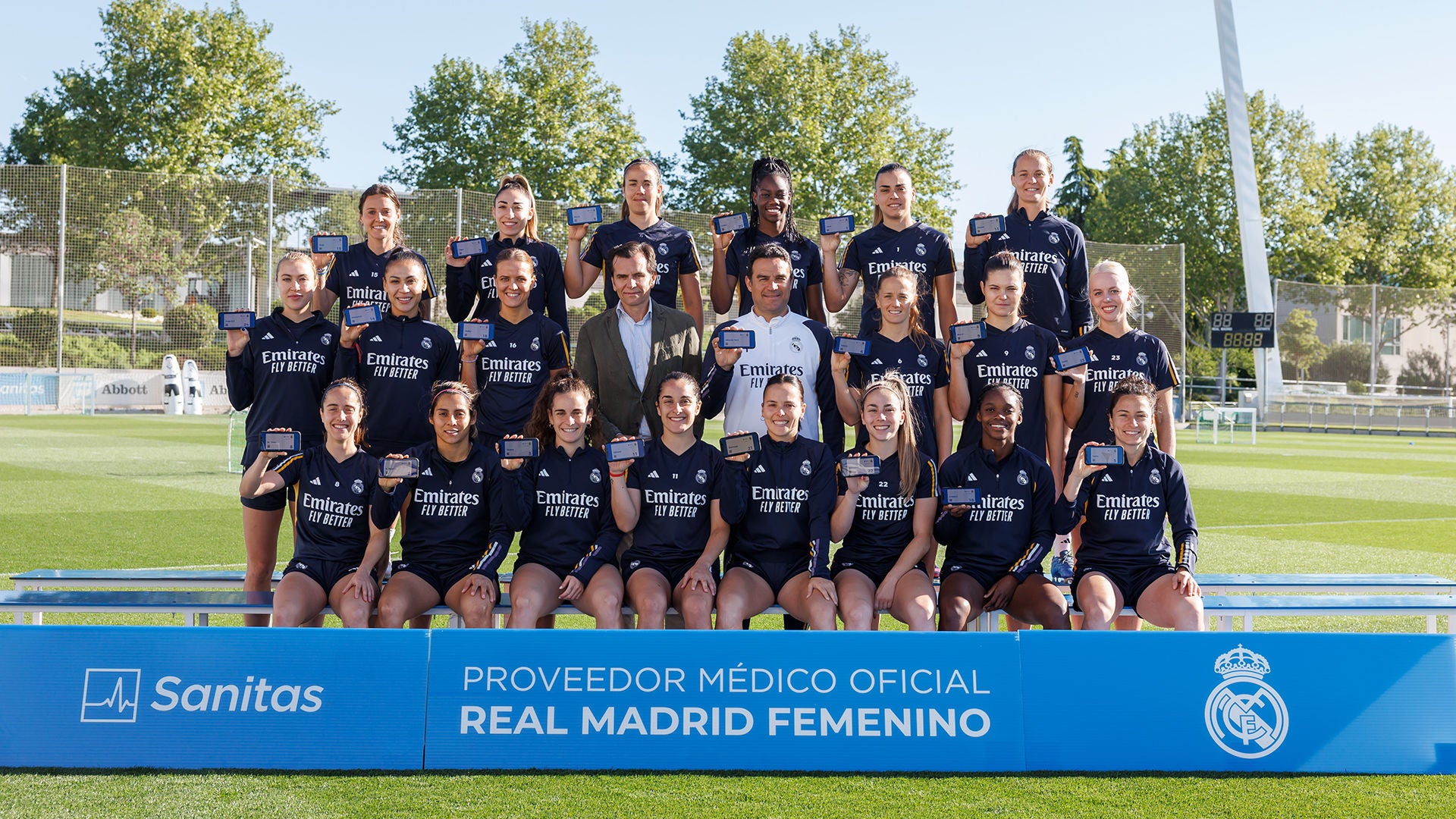Las jugadoras del Real Madrid reciben las tarjetas digitales de Sanitas