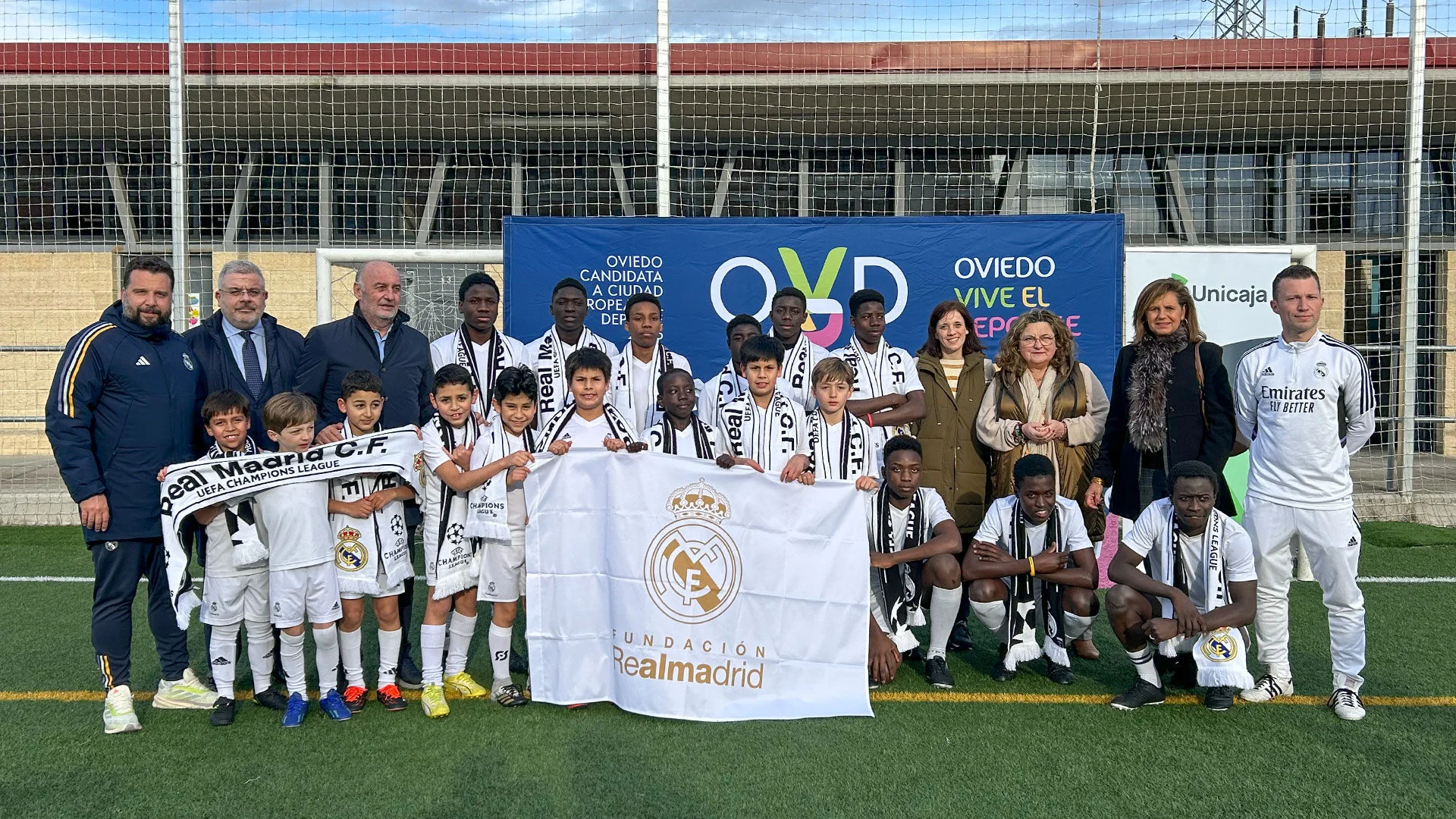 Ricardo Gallego visita la escuela de la Fundación Real Madrid en colaboración con Unicaja en Oviedo