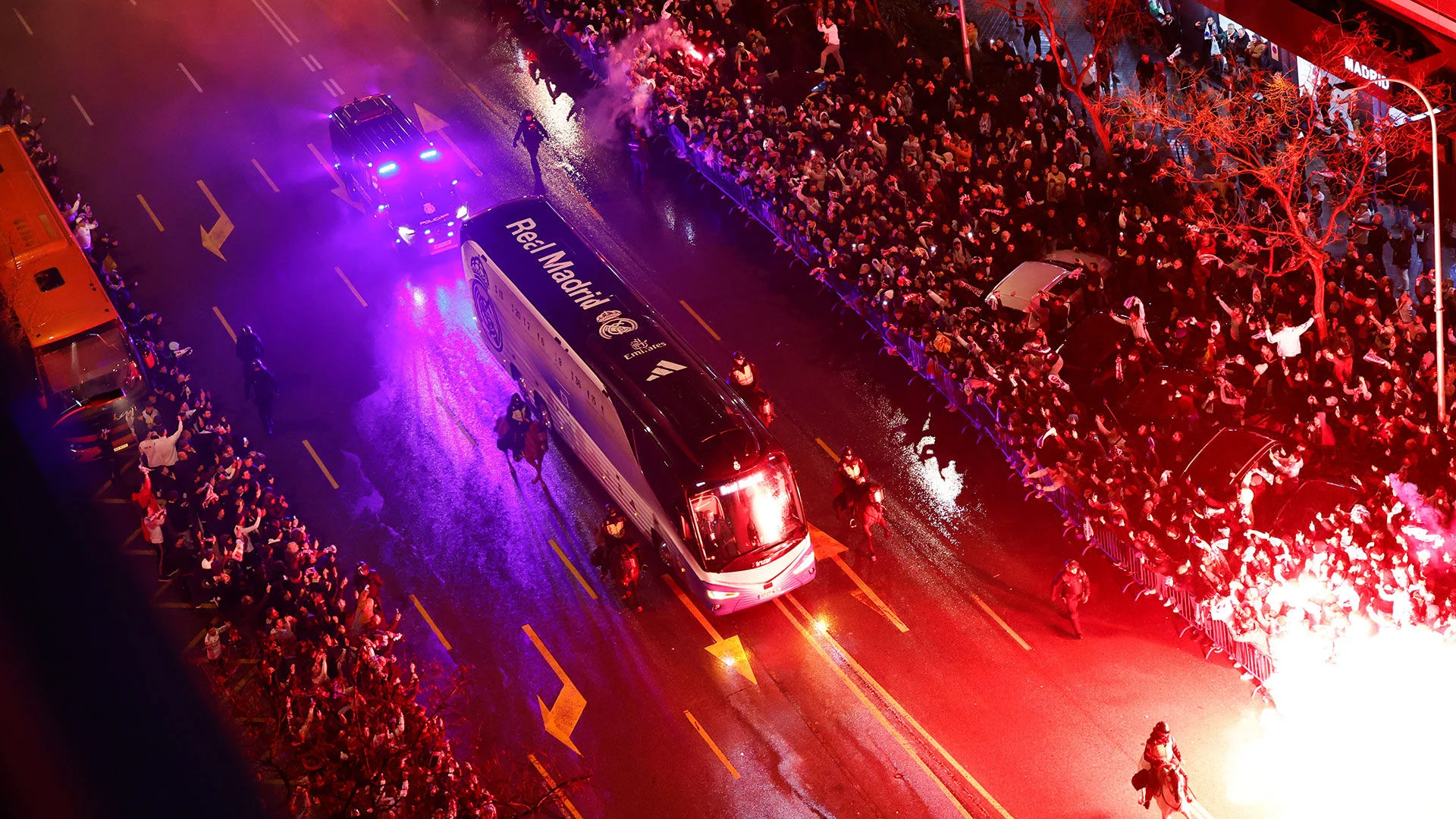 Espectacular recibimiento al Real Madrid antes del derbi de octavos de la Champions