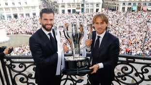 Real Madrid showcase 36th league trophy to the madridistas