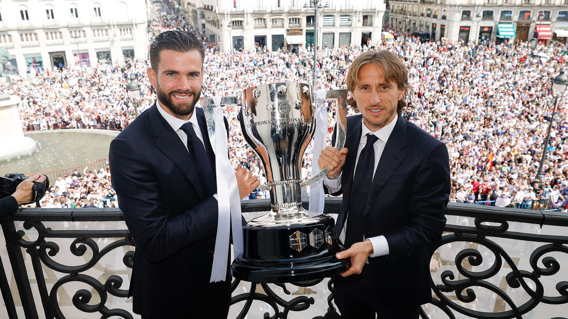 Real Madrid exibe 36º troféu da LaLiga para os madridistas