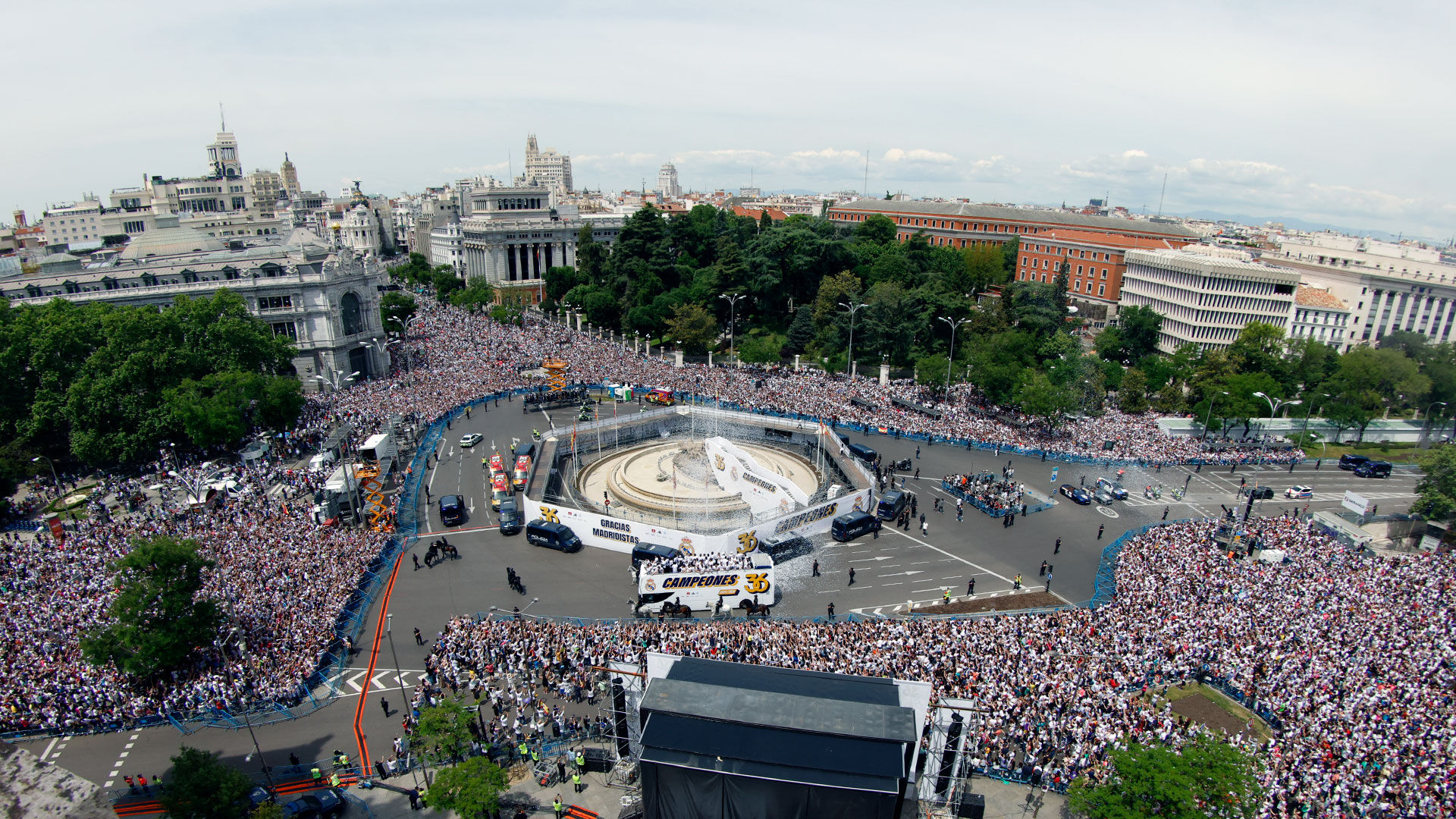 マドリディスモ、シベーレス広場で36回目のリーガ優勝を祝福