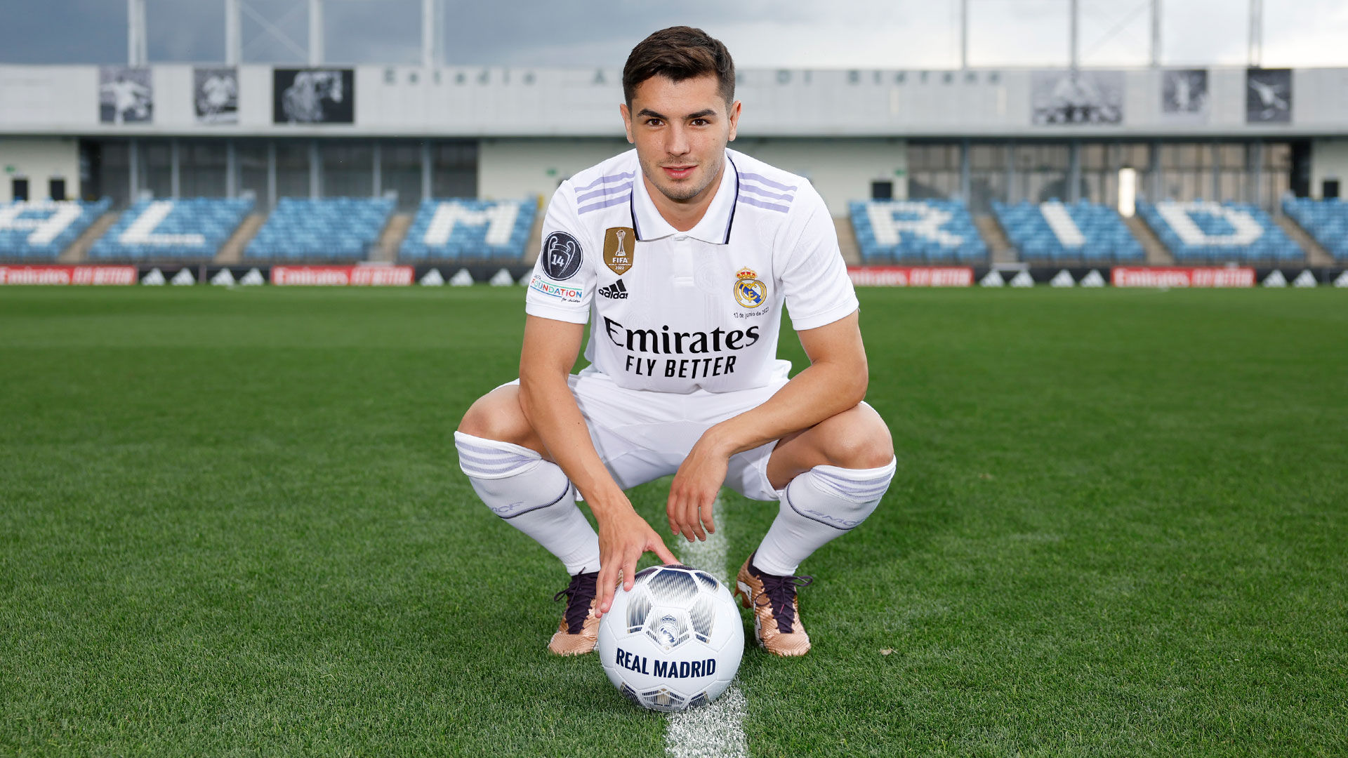 Brahim posa con la camiseta del Real Madrid