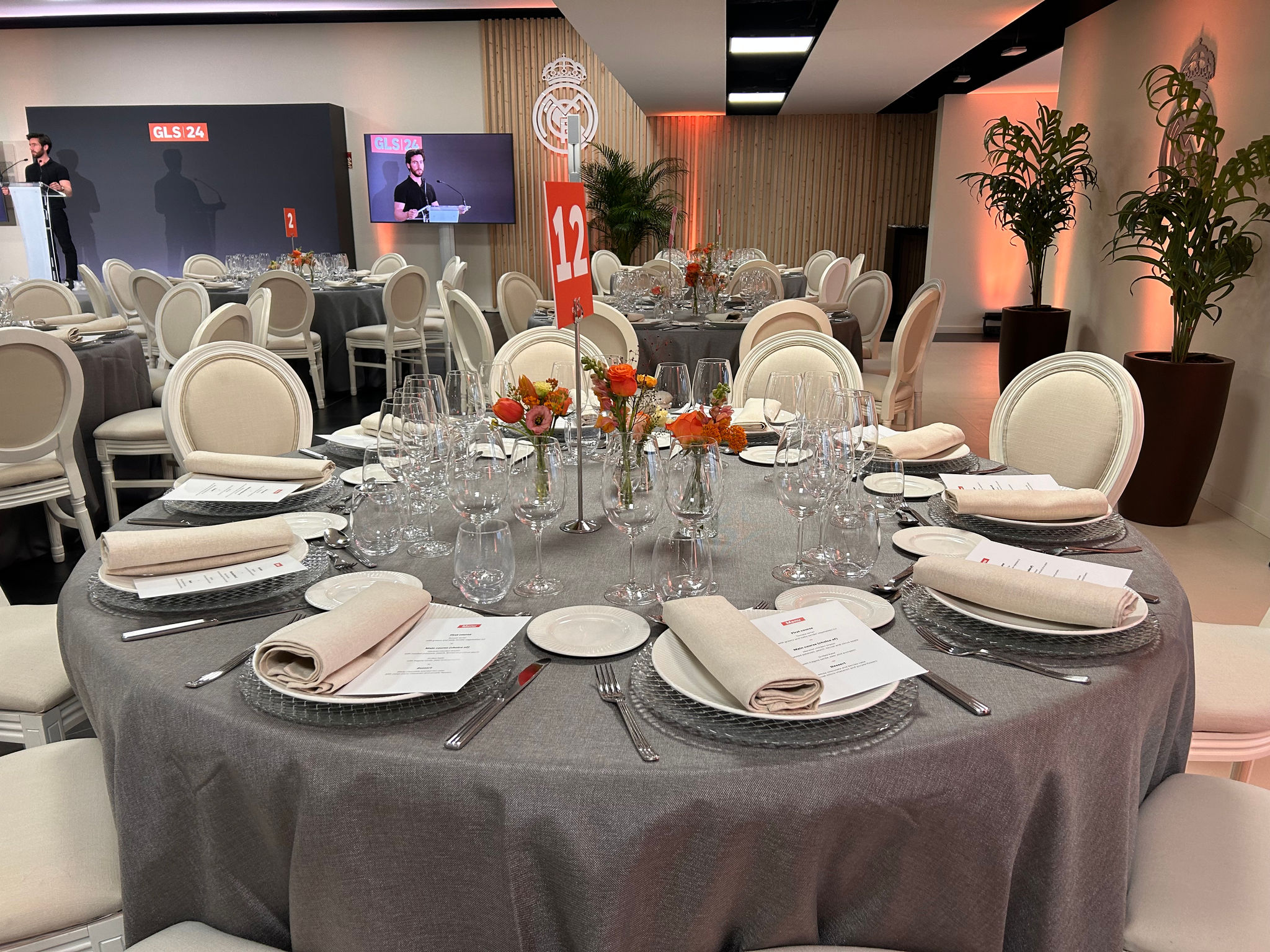 round table prepared for a dinner in palco de honor
