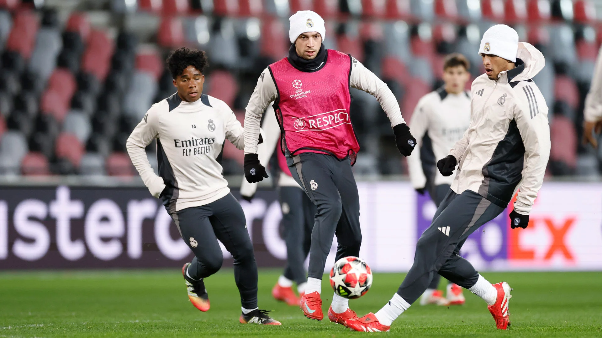 El equipo se entrenó en el escenario del partido