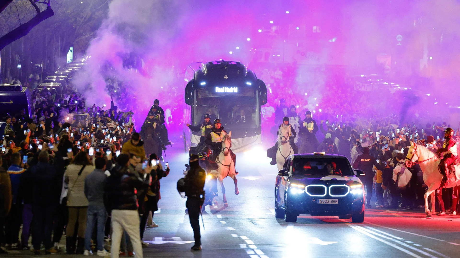 Gran recibimiento al Real Madrid a su llegada al Santiago Bernabéu