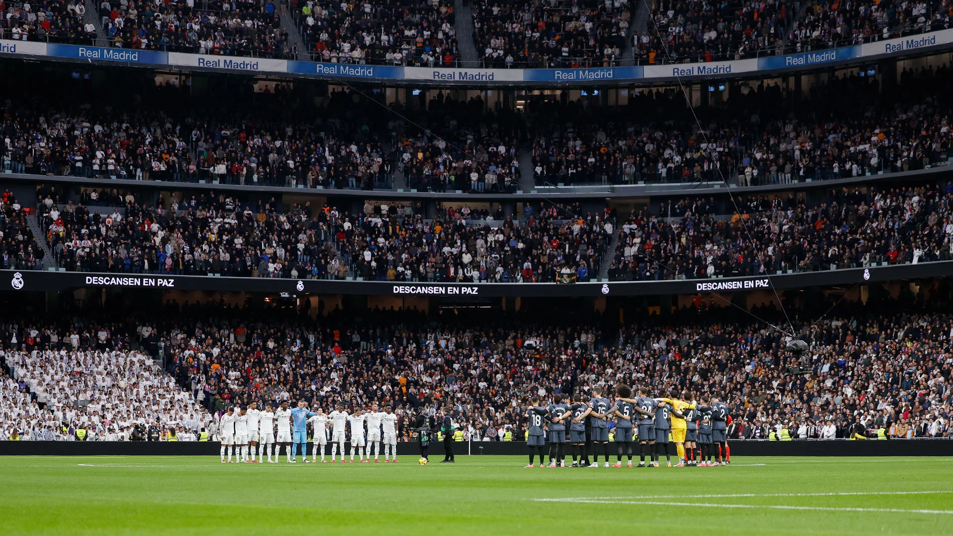 Minuto de silencio en el Bernabéu