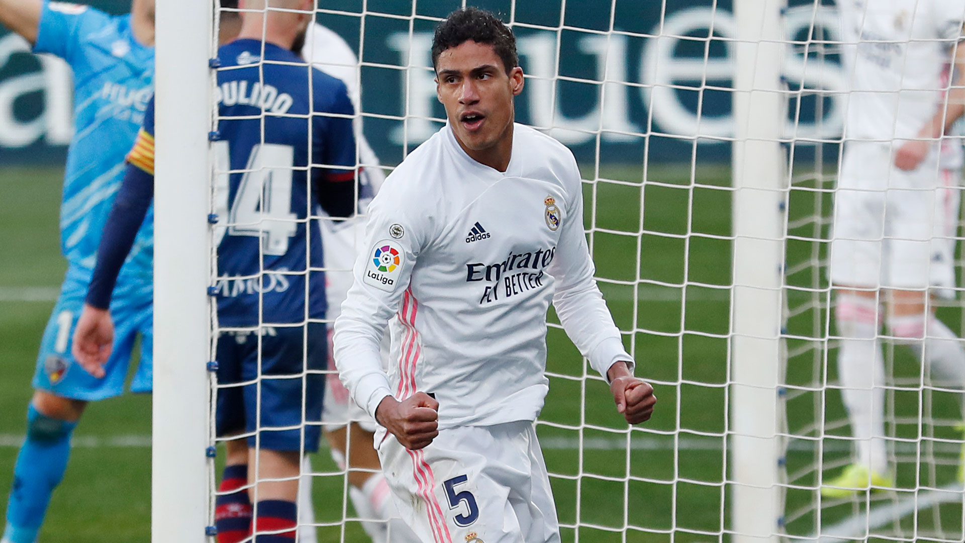 Varane cumple 28 años