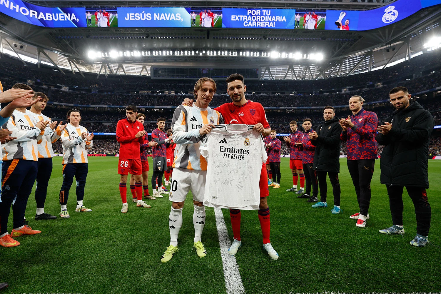 The Santiago Bernabéu pays tribute to Jesús Navas