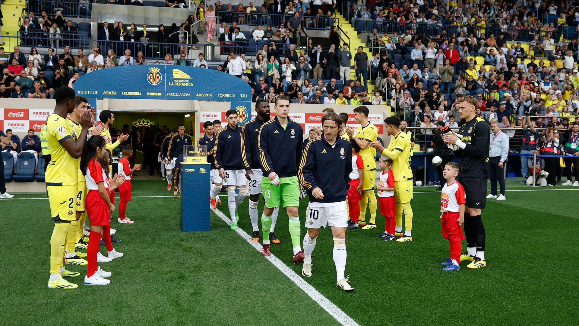 Villarreal pay tribute to the league champions