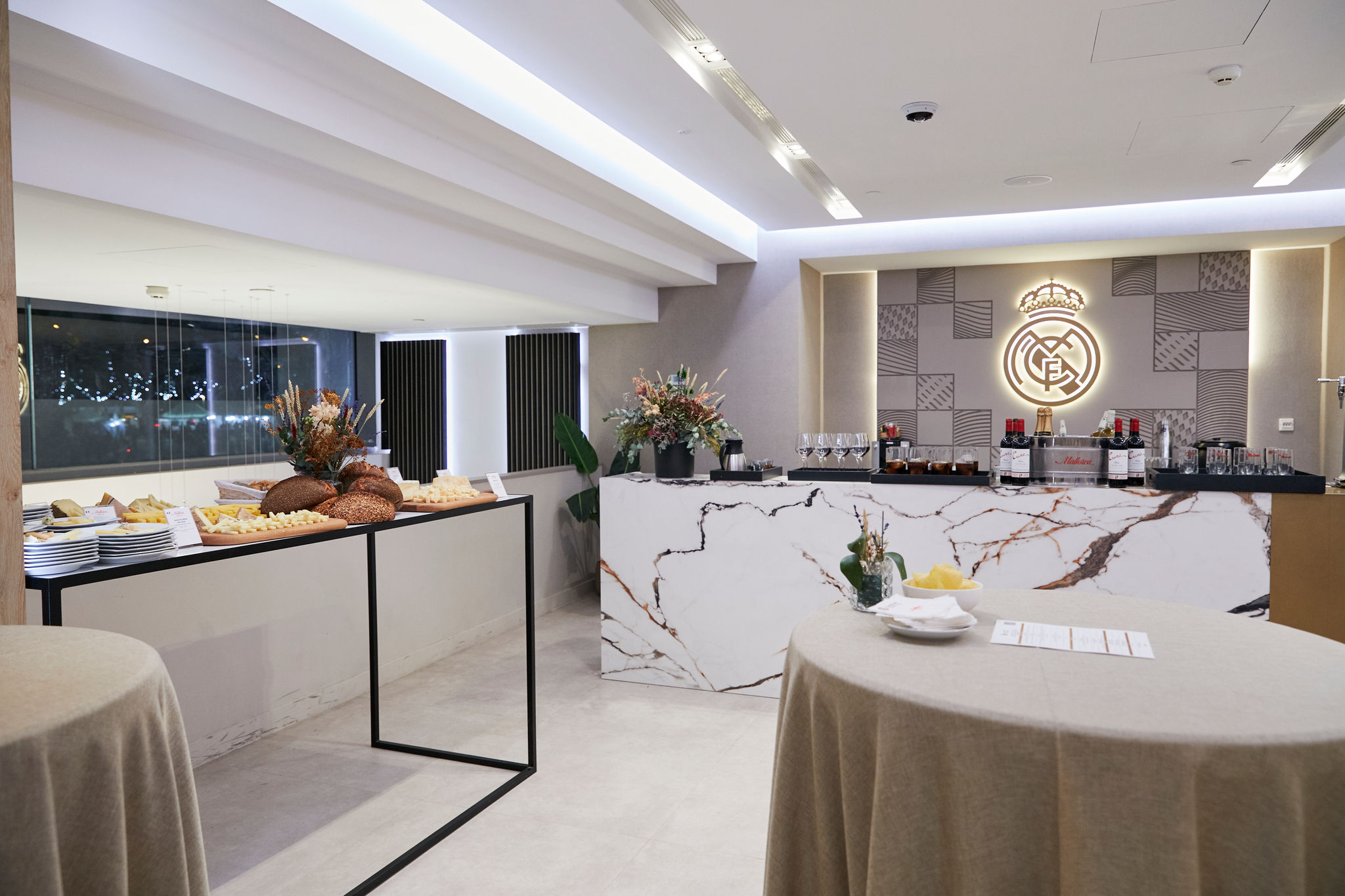 espacio castellana lounge with high tables and buffet