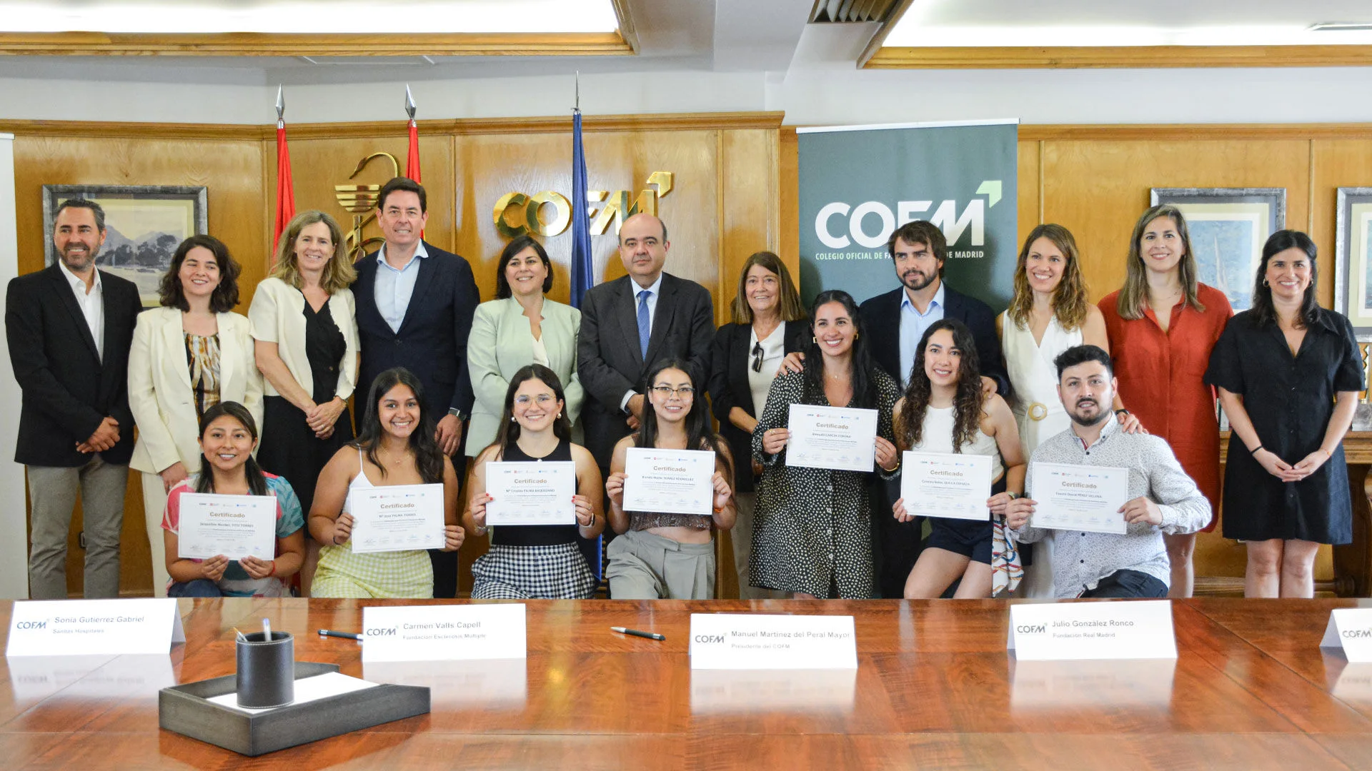 Entrega de diplomas para los alumnos del programa de fisioterapia para personas con esclerosis múltiple socialmente vulnerables 