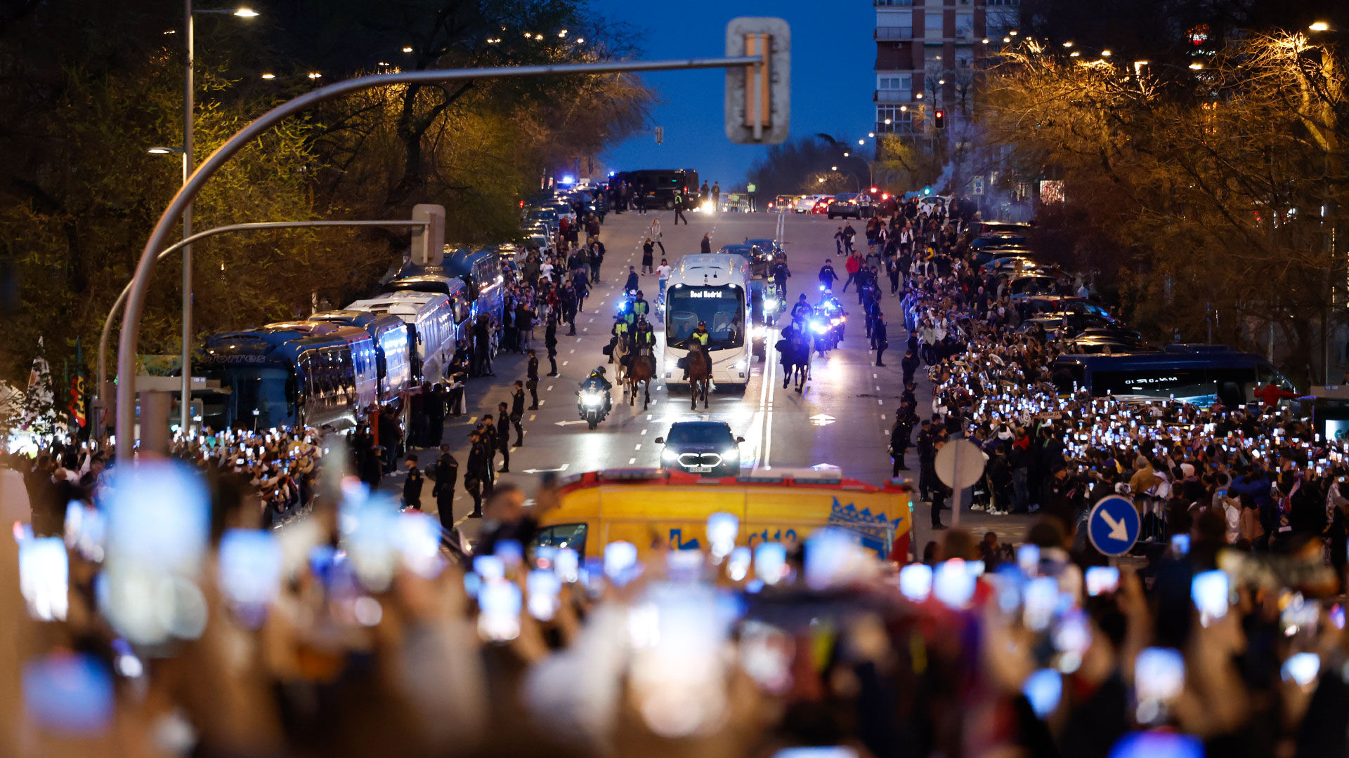 Gran recibimiento al Real Madrid en su llegada al Santiago Bernabéu